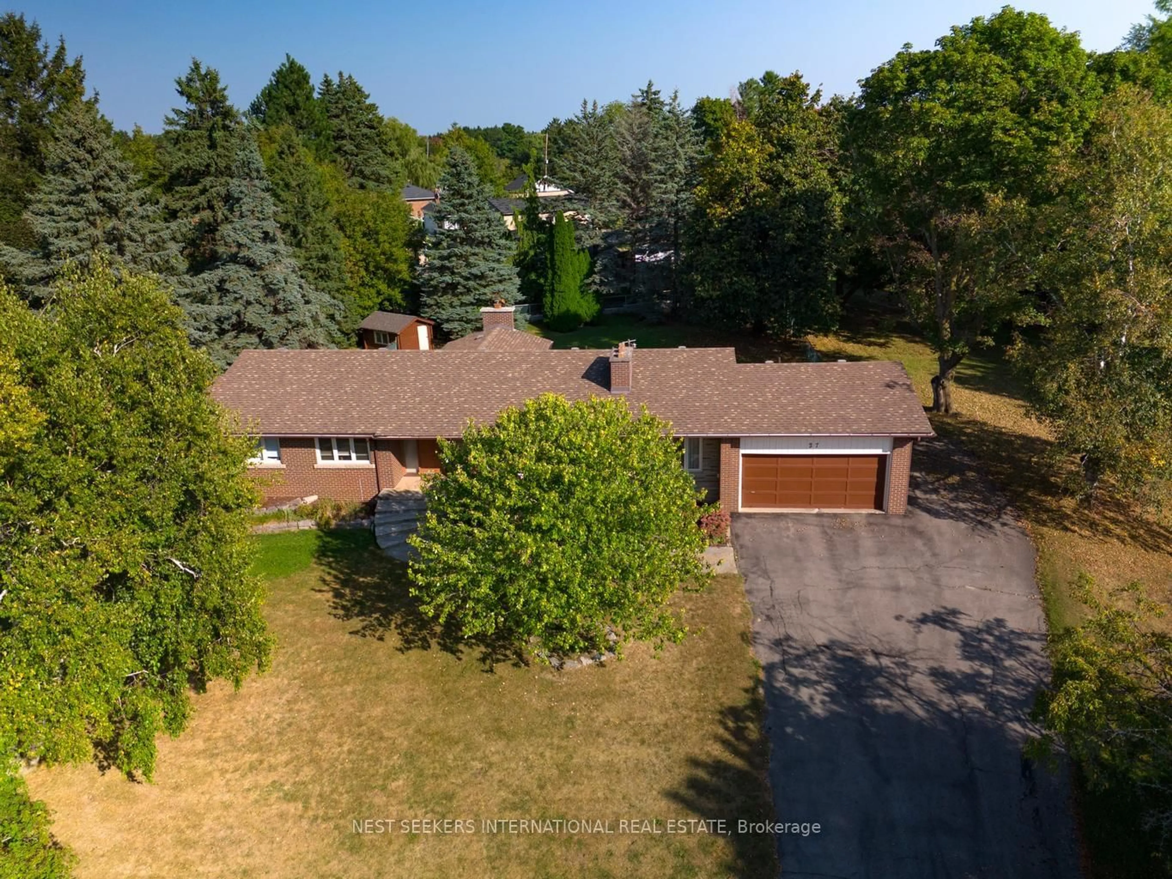 Frontside or backside of a home, cottage for 27 Noblewood Dr, King Ontario L0G 1N0