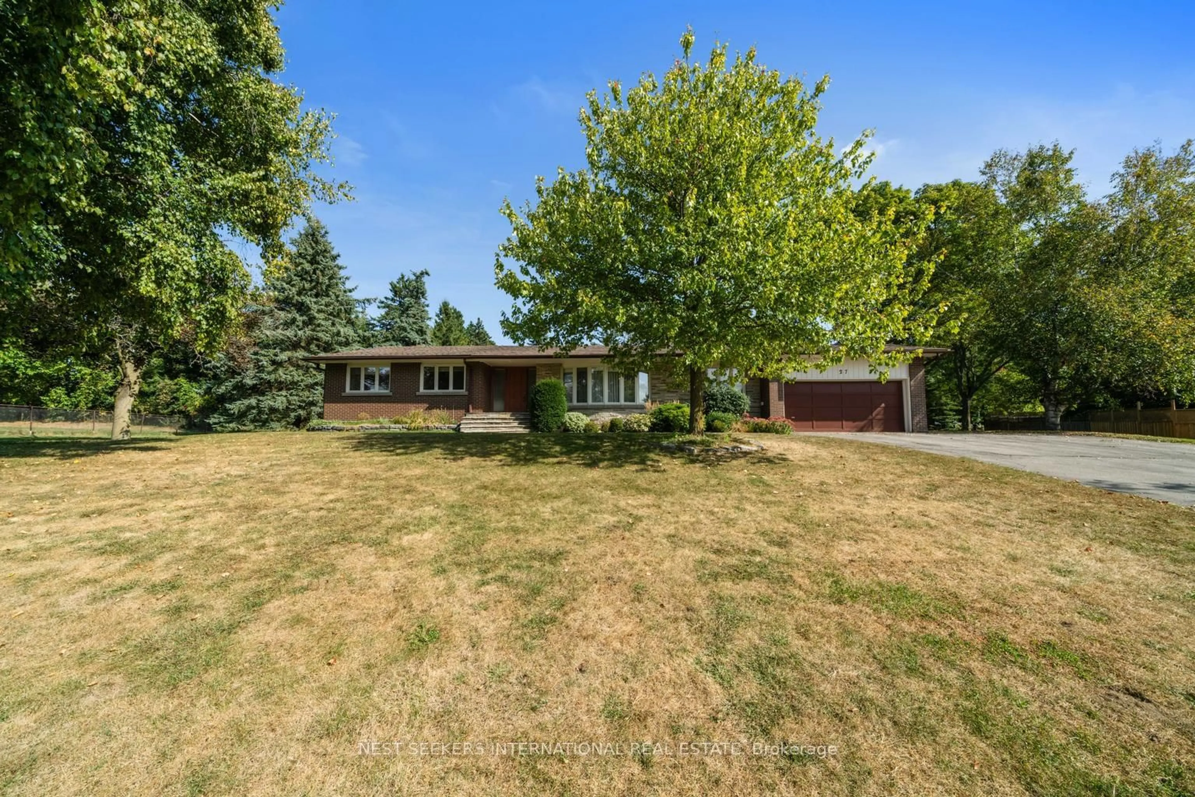 Home with brick exterior material for 27 Noblewood Dr, King Ontario L0G 1N0