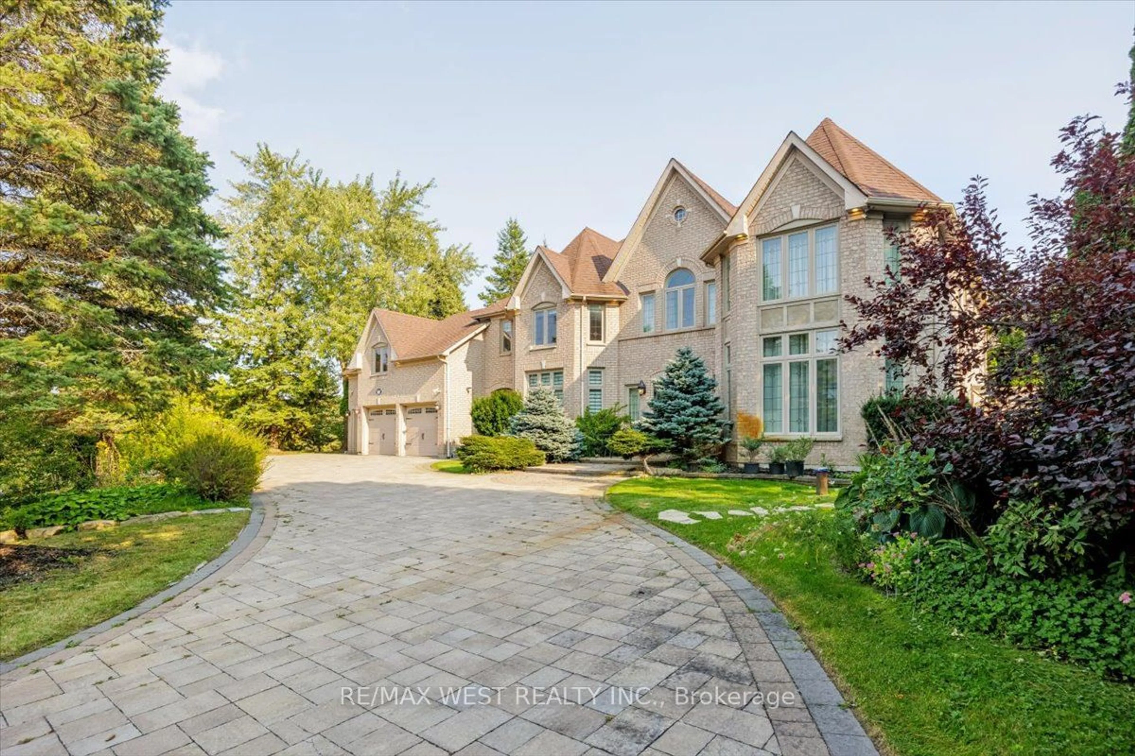 Frontside or backside of a home, the street view for 2 Waterford Lane, Whitchurch-Stouffville Ontario L4A 2C1