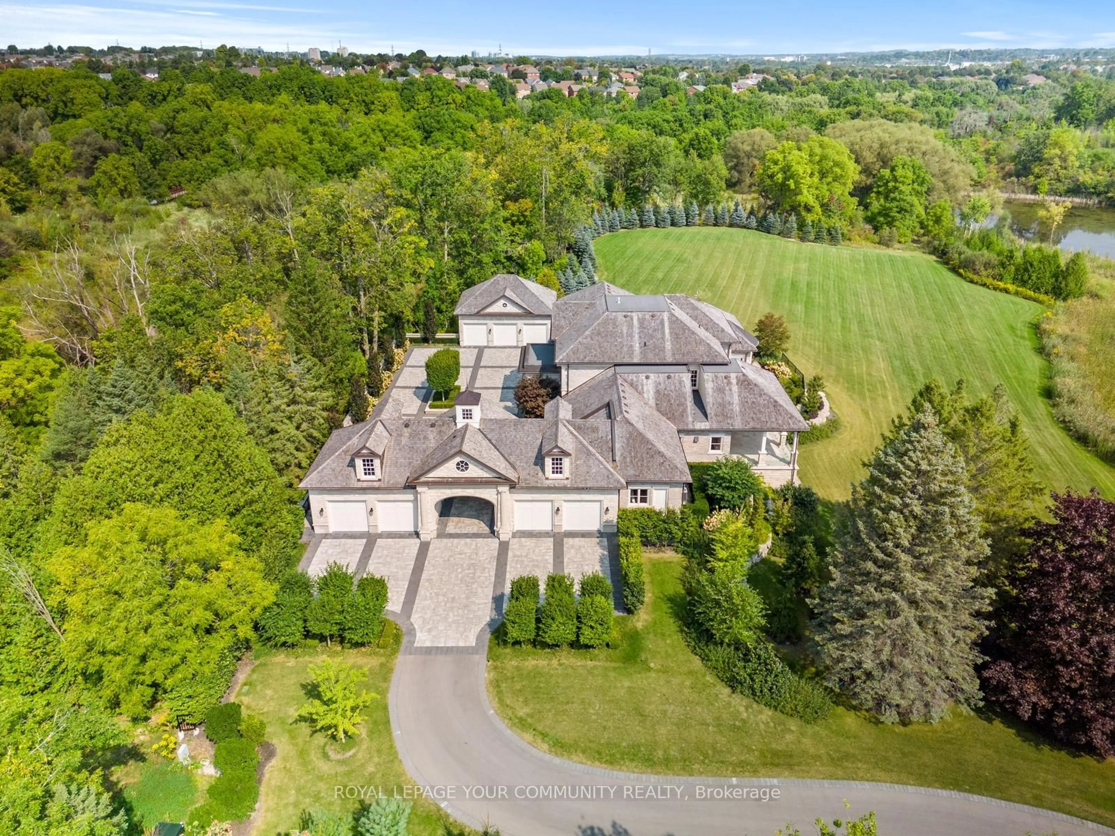 A pic from outside/outdoor area/front of a property/back of a property/a pic from drone, unknown for 130 St. John's Sdrd, Aurora Ontario L4G 0M6