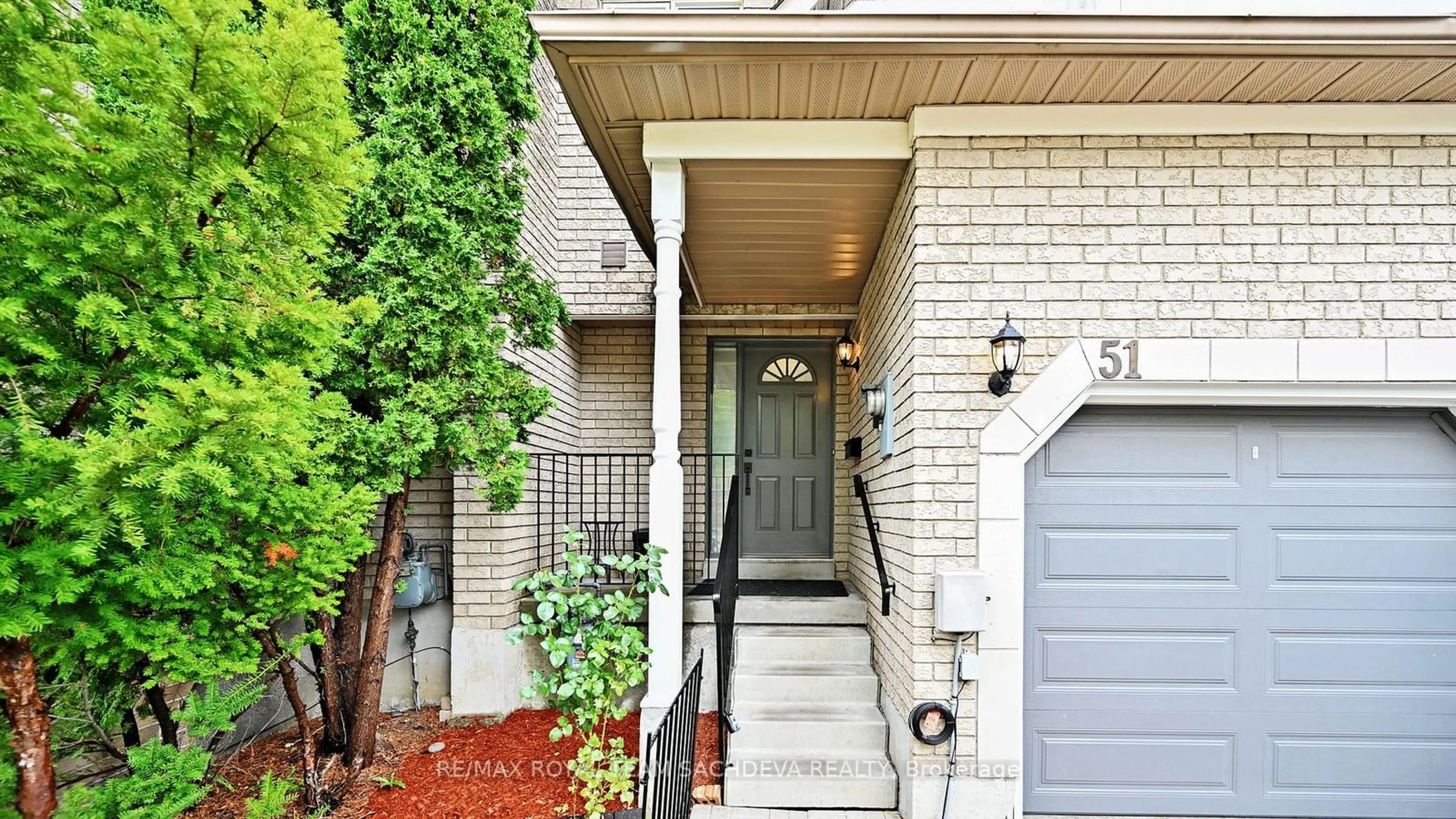 Indoor entryway for 51 Queensway Dr, Richmond Hill Ontario L4S 1S1