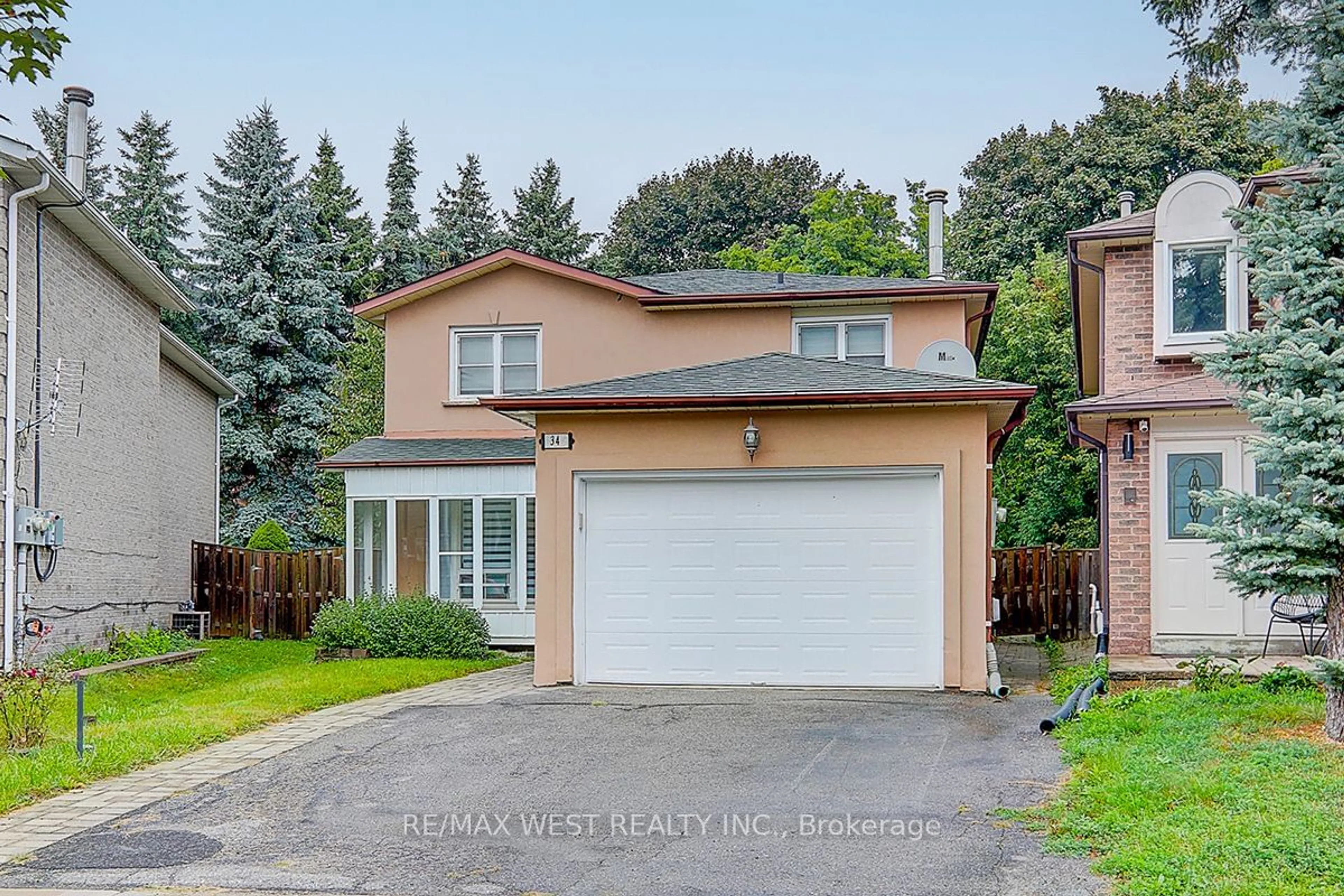 Frontside or backside of a home, cottage for 34 Park Lane Circ, Richmond Hill Ontario L4C 6S8