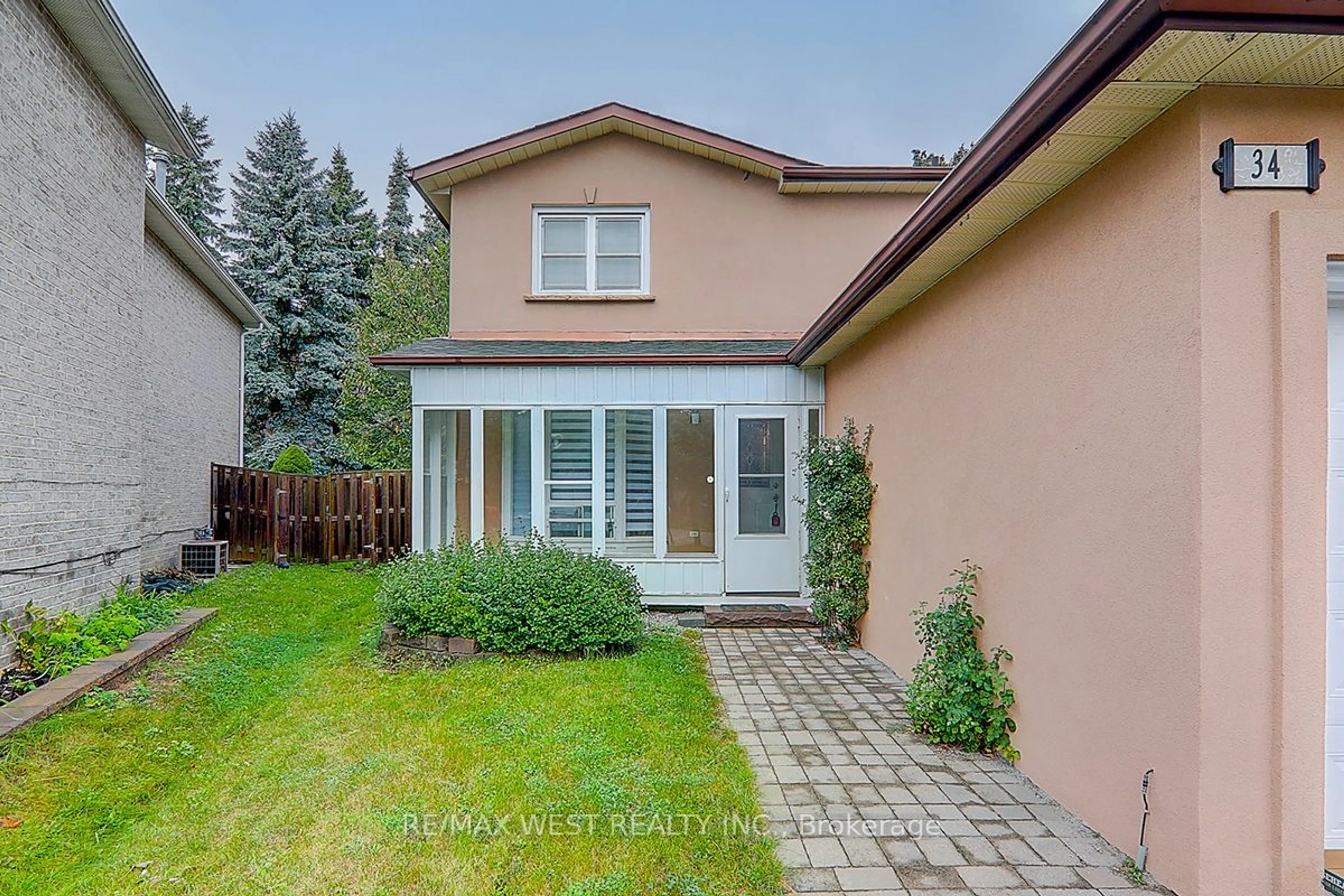 Frontside or backside of a home, the fenced backyard for 34 Park Lane Circ, Richmond Hill Ontario L4C 6S8