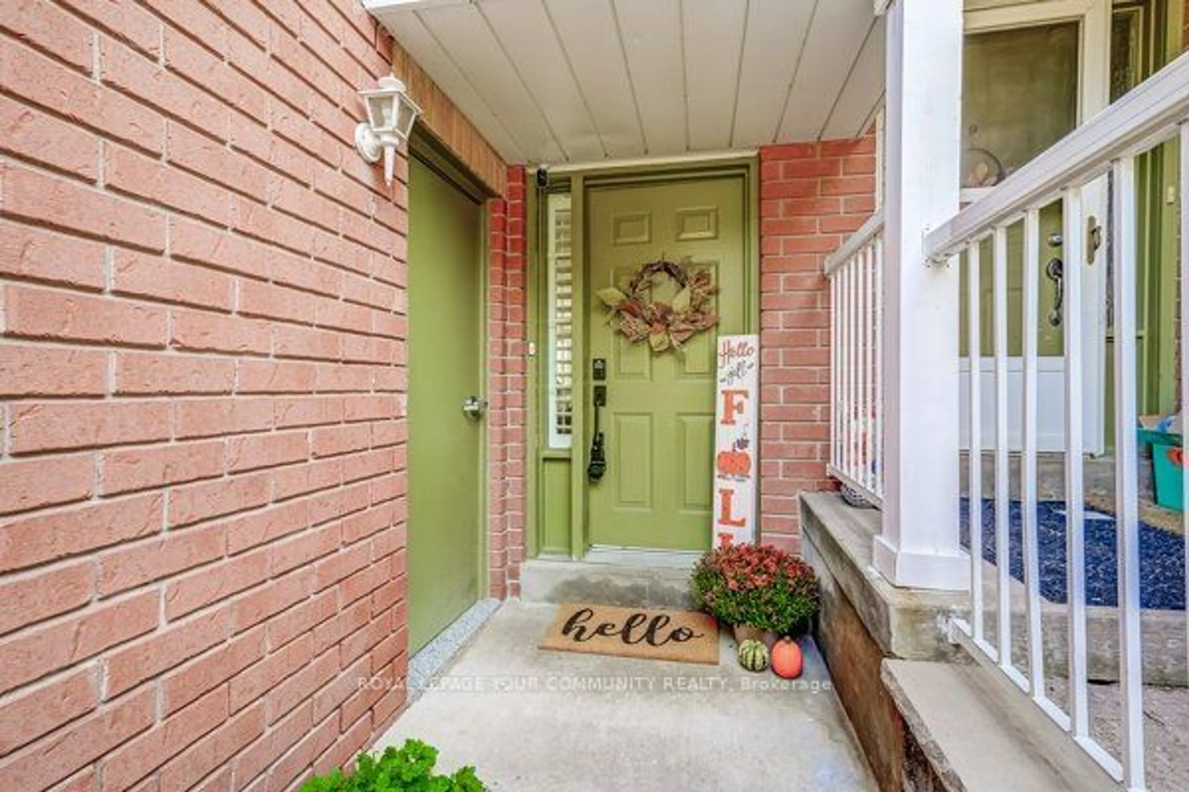 Indoor entryway, wood floors for 517 Winkworth Crt, Newmarket Ontario L3Y 8R2