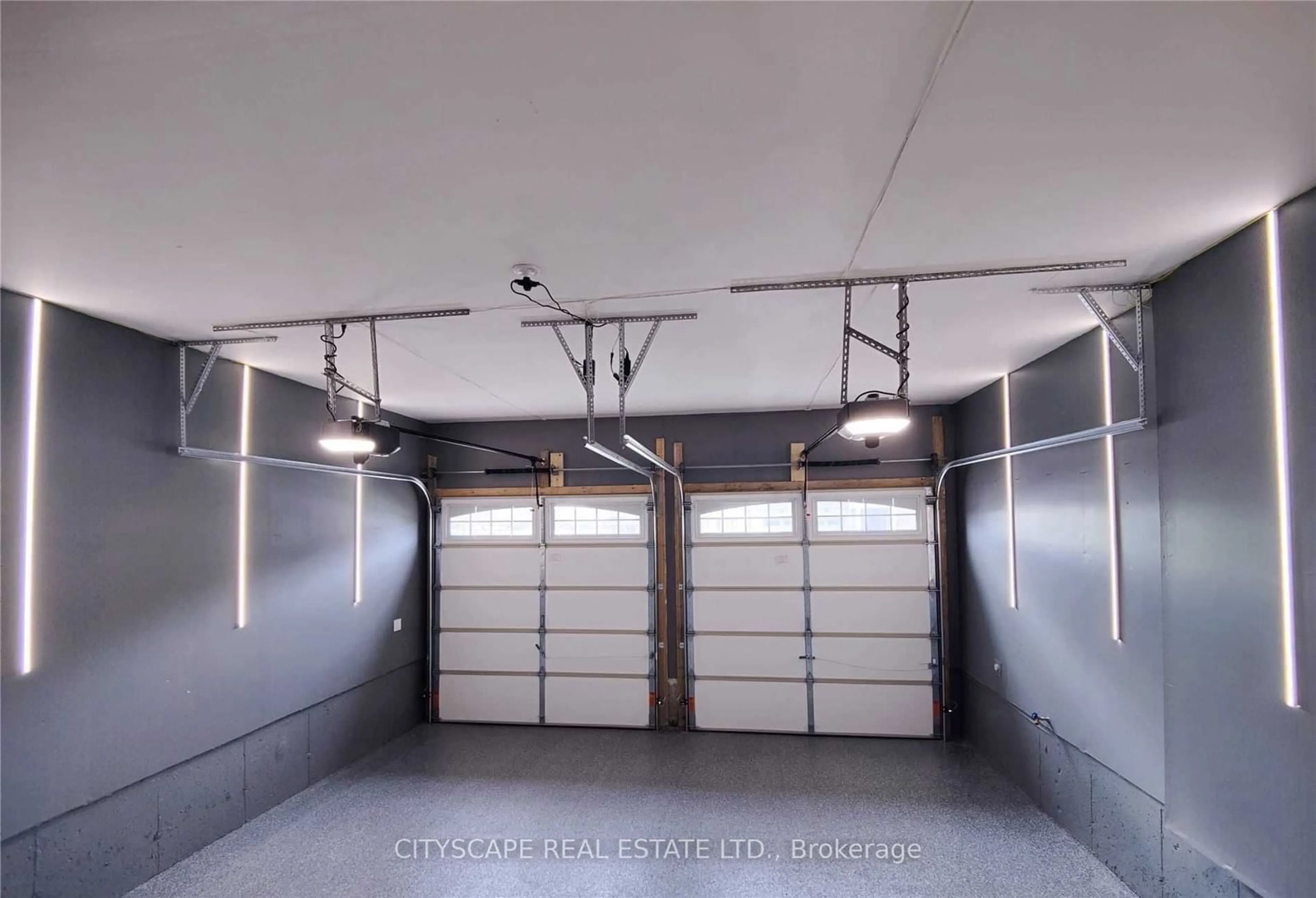 Indoor garage for 19 Concert Hill Way, East Gwillimbury Ontario L9N 0W9