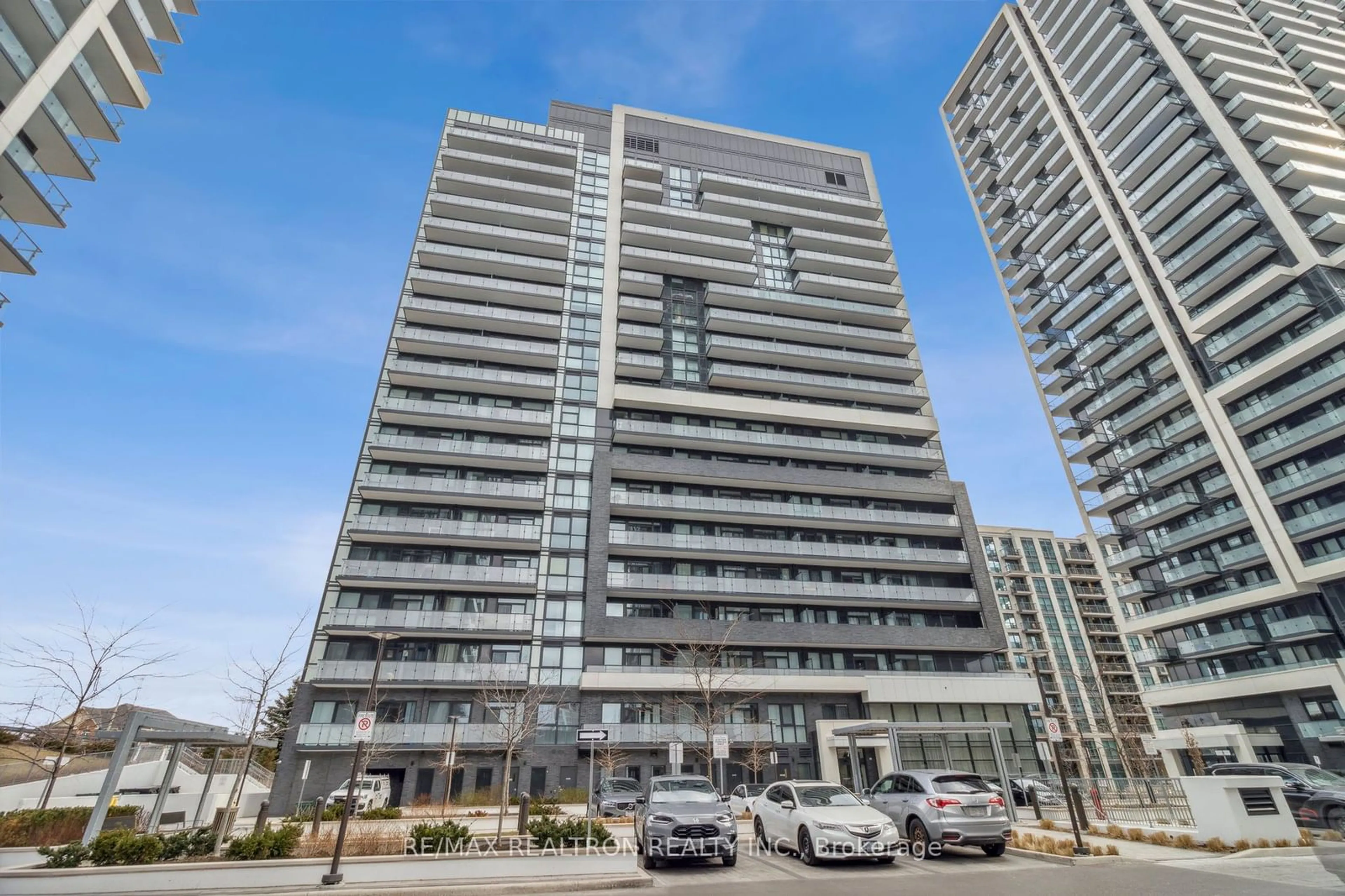 A pic from exterior of the house or condo, the front or back of building for 75 Oneida Cres #310, Richmond Hill Ontario L4B 0H3