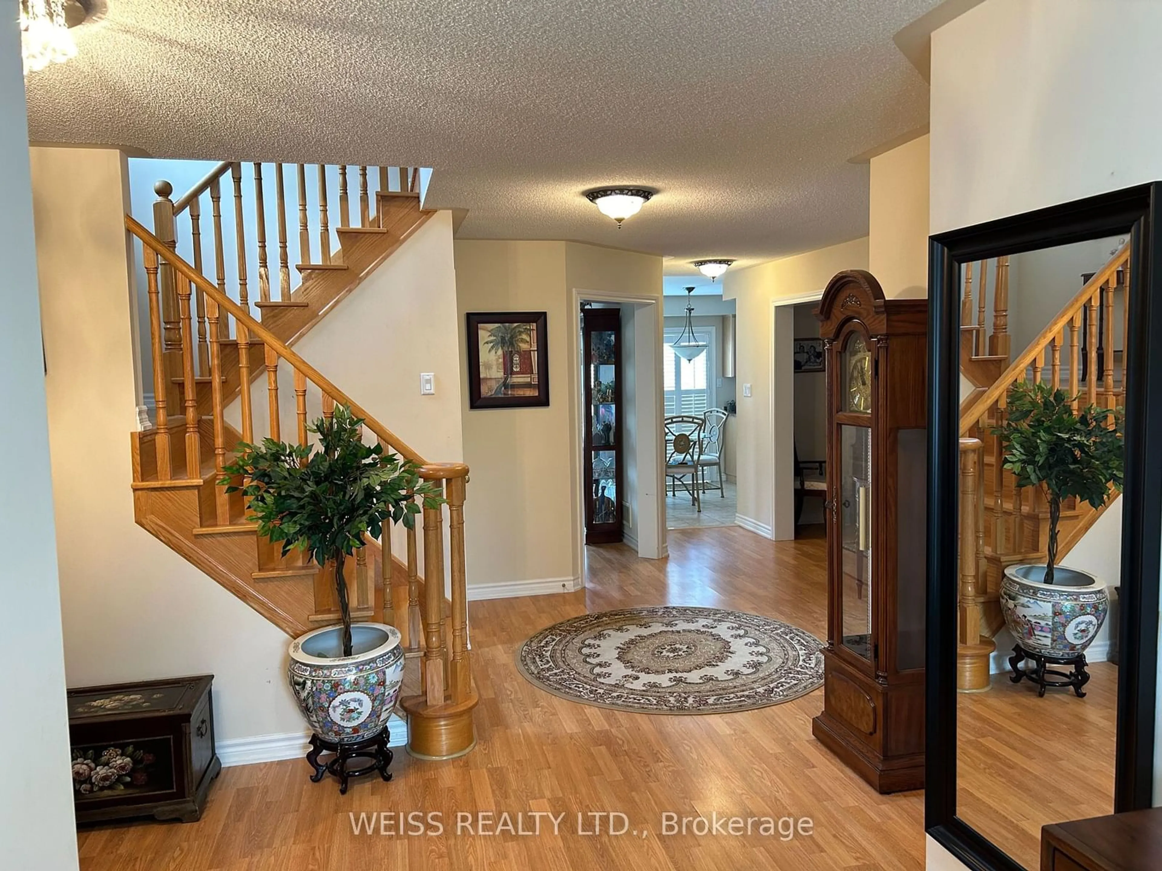 Indoor entryway for 503 Simcoe Rd, Bradford West Gwillimbury Ontario L3Z 3C4