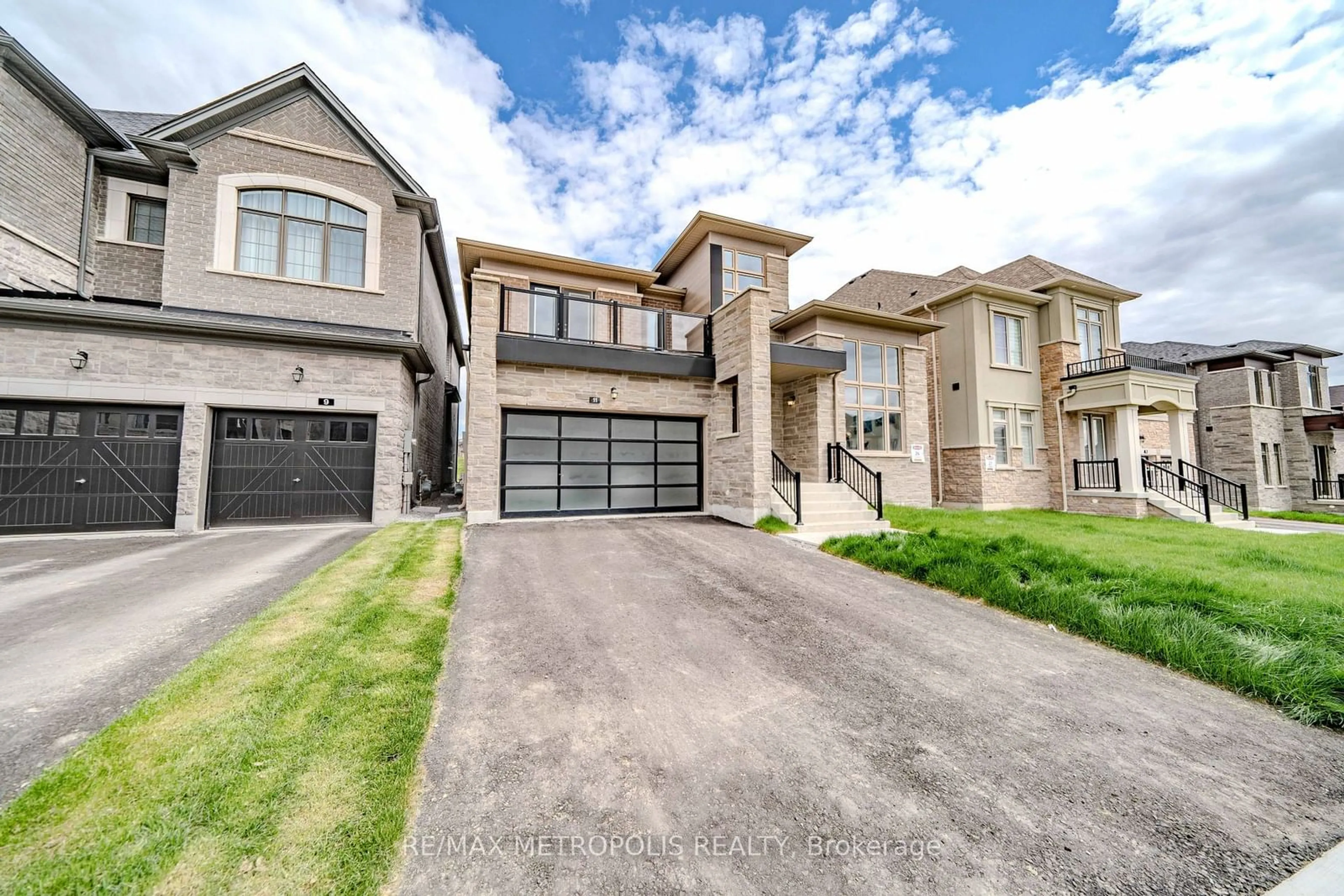 Frontside or backside of a home, the street view for 11 Upbound Crt, East Gwillimbury Ontario L9N 0W1