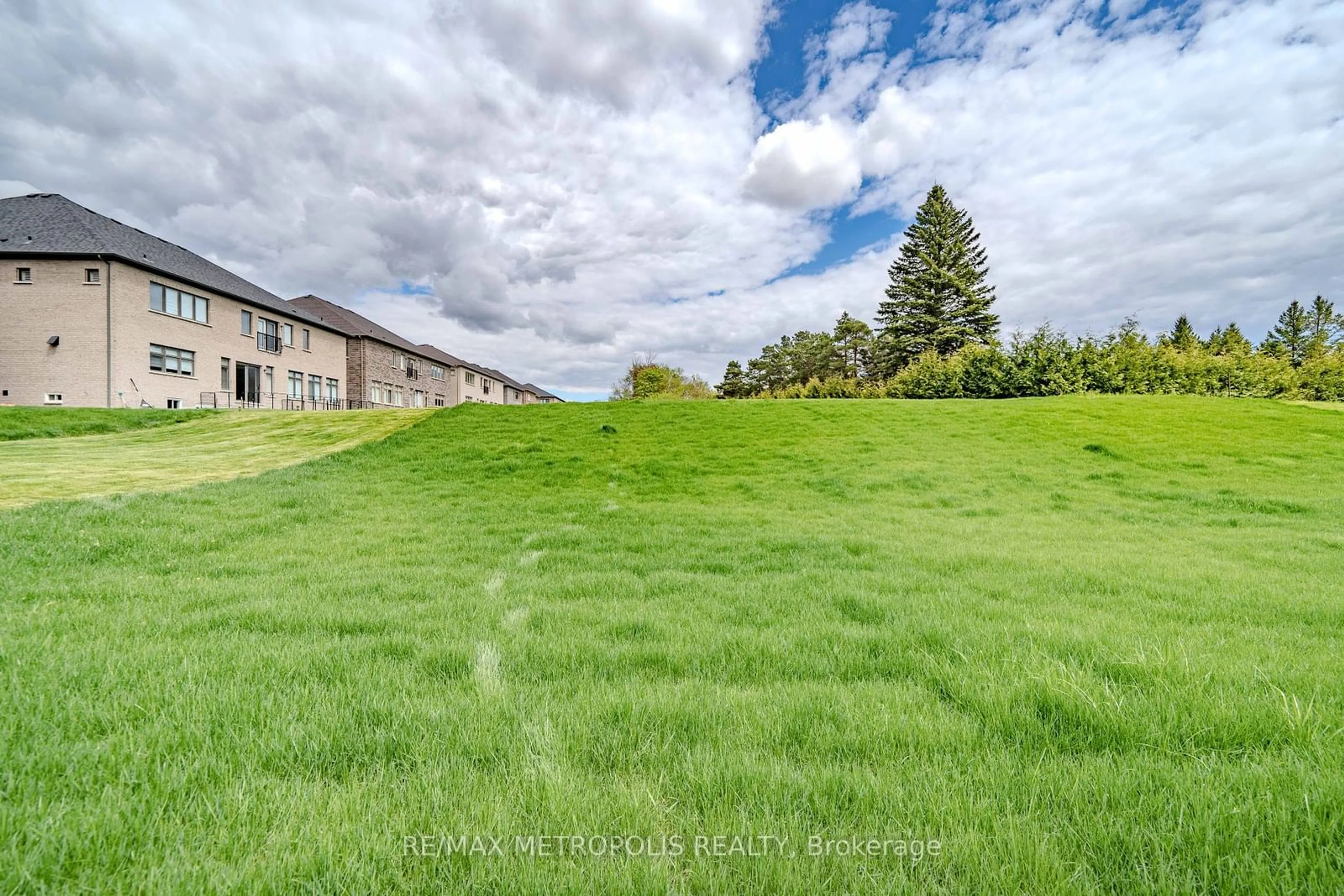 A pic from exterior of the house or condo, the fenced backyard for 11 Upbound Crt, East Gwillimbury Ontario L9N 0W1