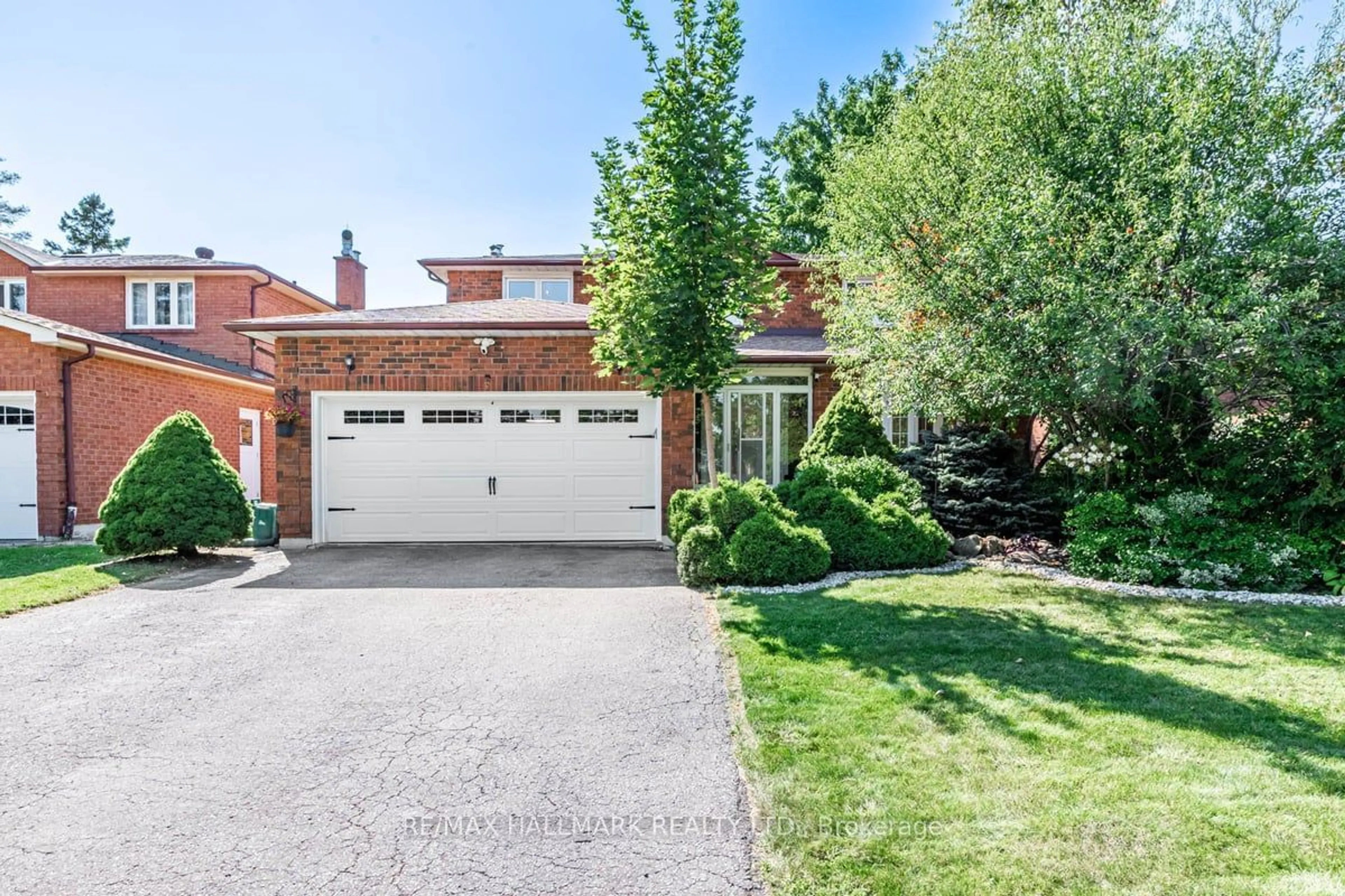 Home with brick exterior material for 9 Addison St, Richmond Hill Ontario L4C 7M2