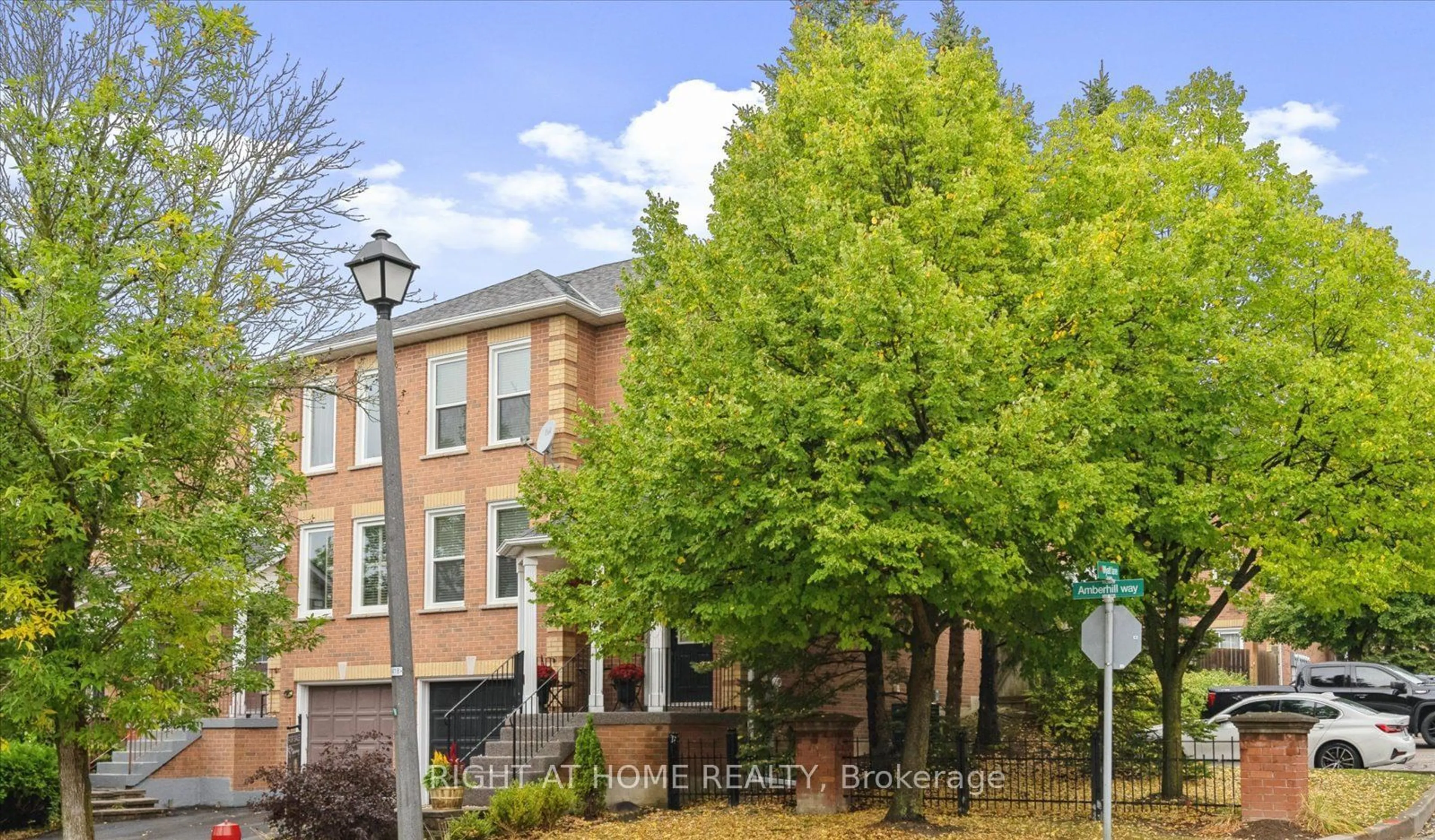 A pic from exterior of the house or condo, the front or back of building for 62 Amberhill Way, Aurora Ontario L4G 7E1