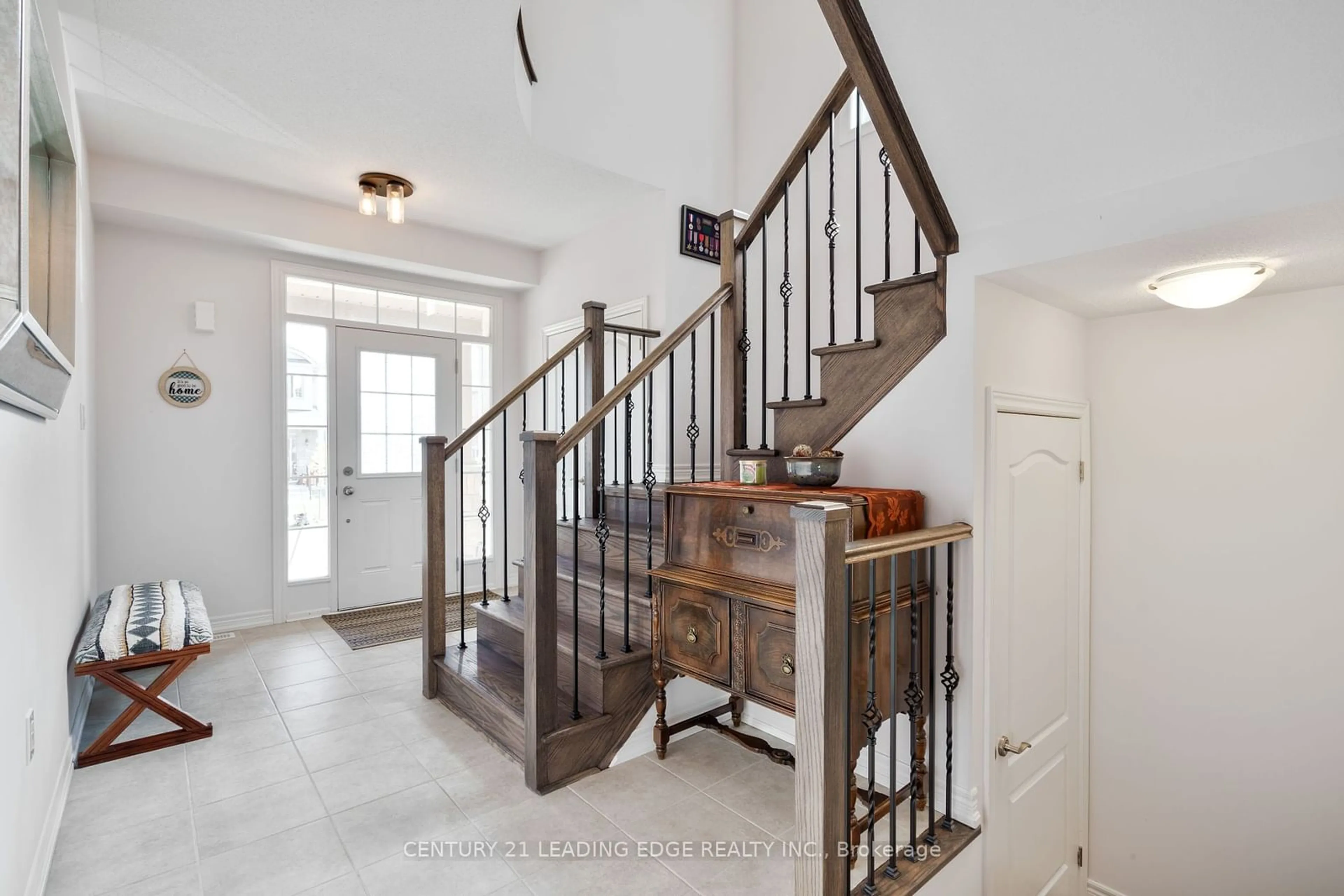 Indoor entryway, wood floors for 6 FREDERICK TAYLOR Way, East Gwillimbury Ontario L0G 1M0