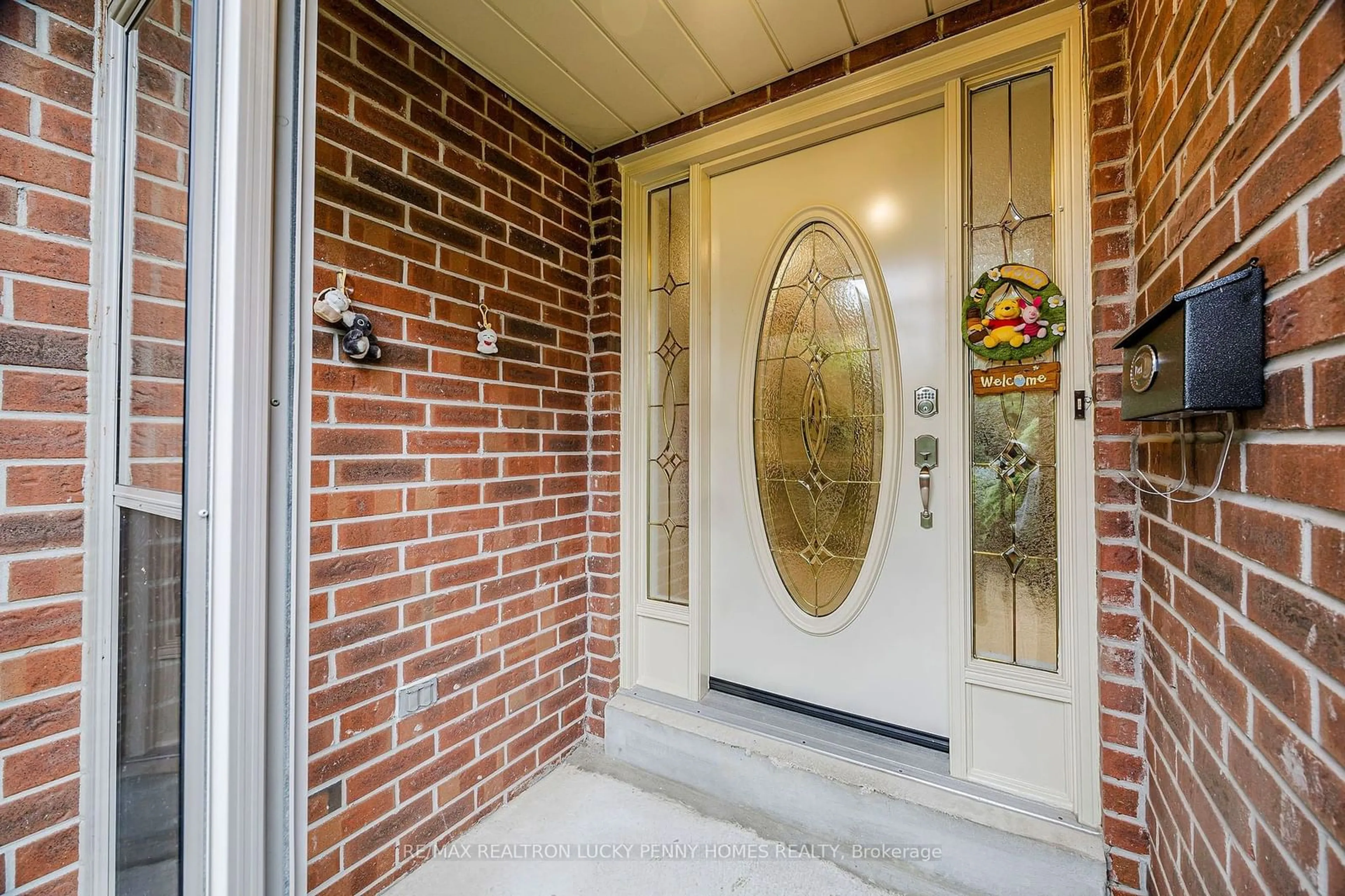 Indoor entryway, wood floors for 4 McPhail Crt, Markham Ontario L3R 0C2