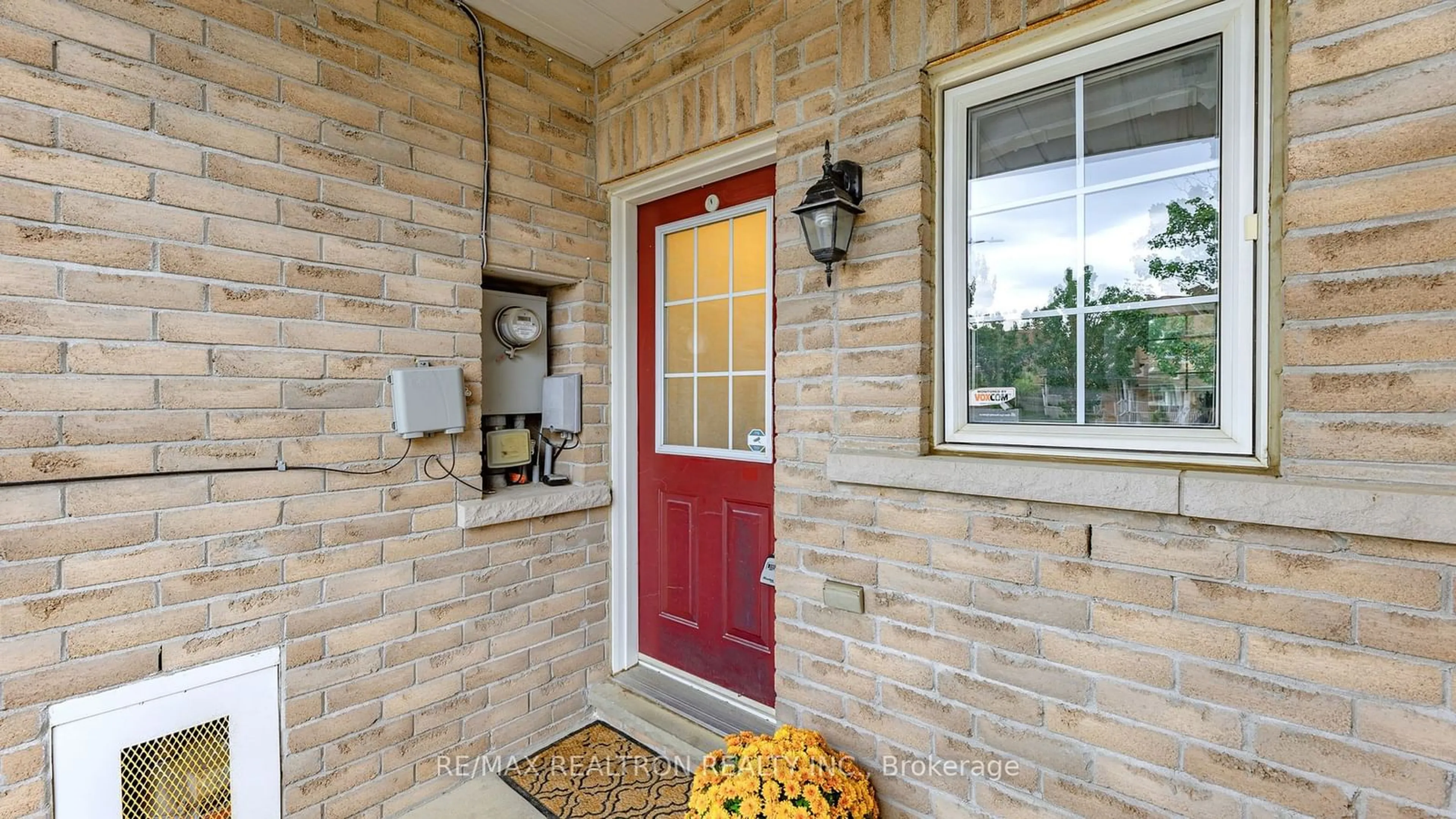 Indoor entryway, wood floors for 102 LOWTHER Ave, Richmond Hill Ontario L4E 4P3