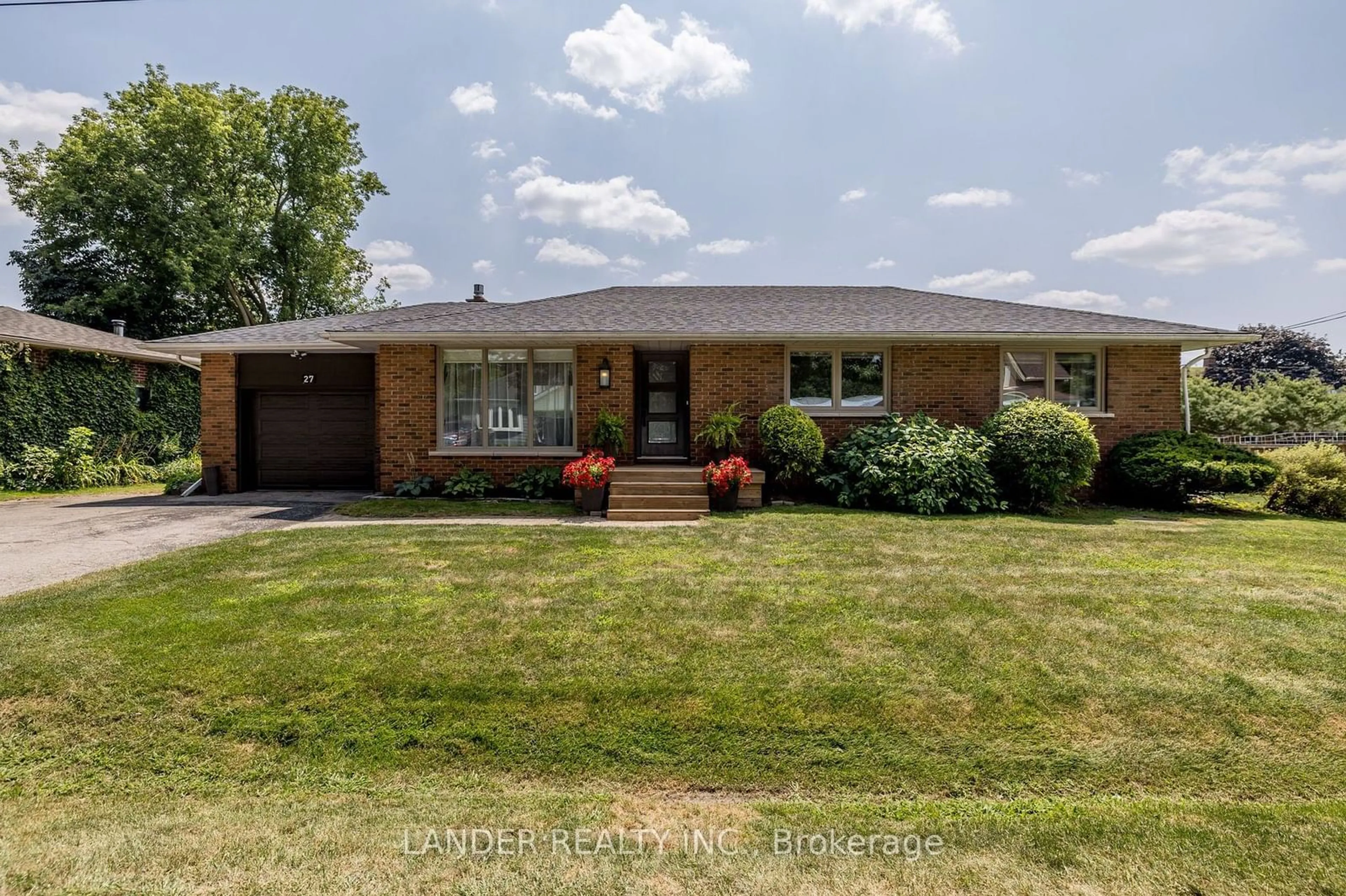 Home with brick exterior material for 27 Shannon Rd, East Gwillimbury Ontario L0G 1M0