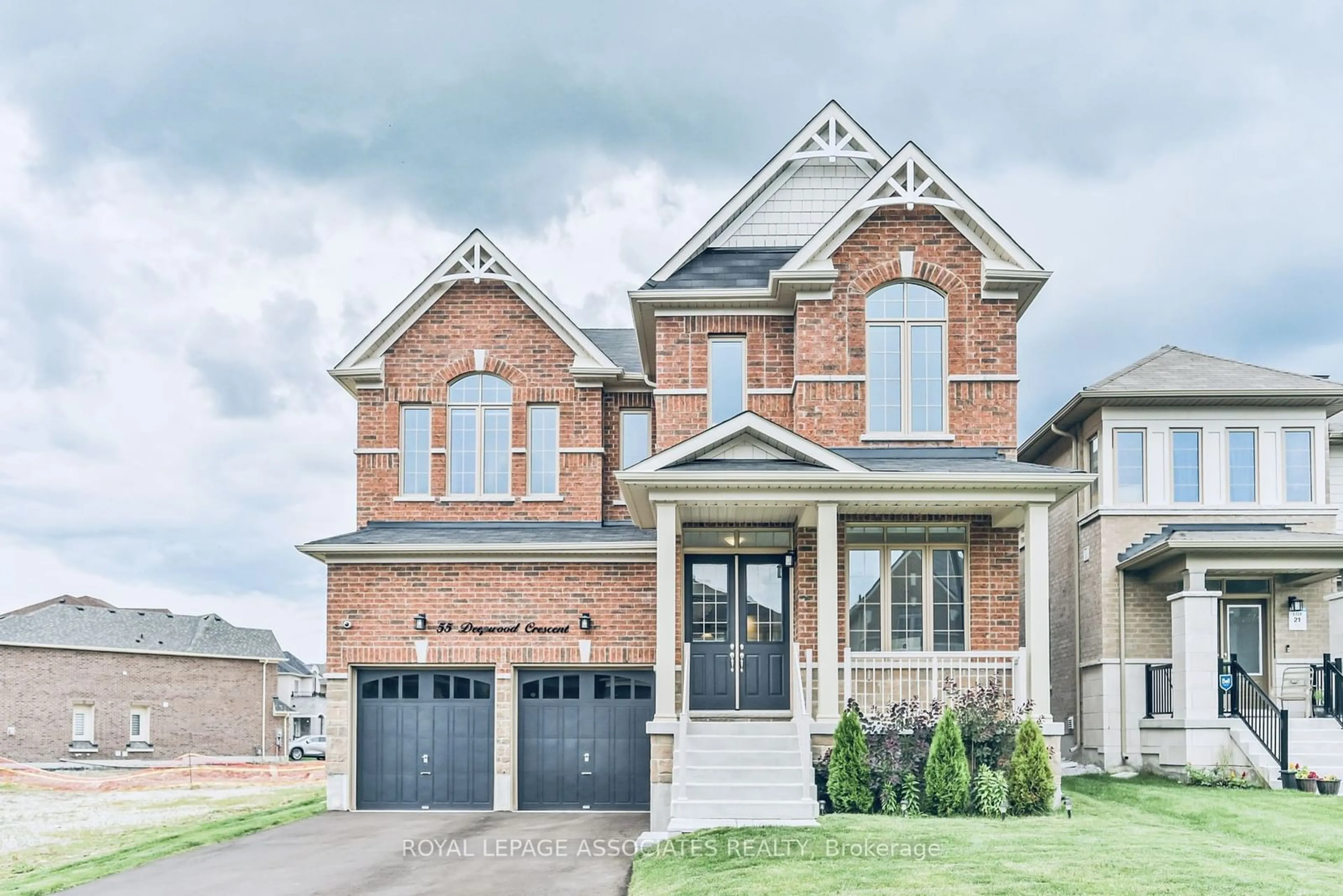 Home with brick exterior material for 55 Deepwood Cres, East Gwillimbury Ontario L9N 0P8