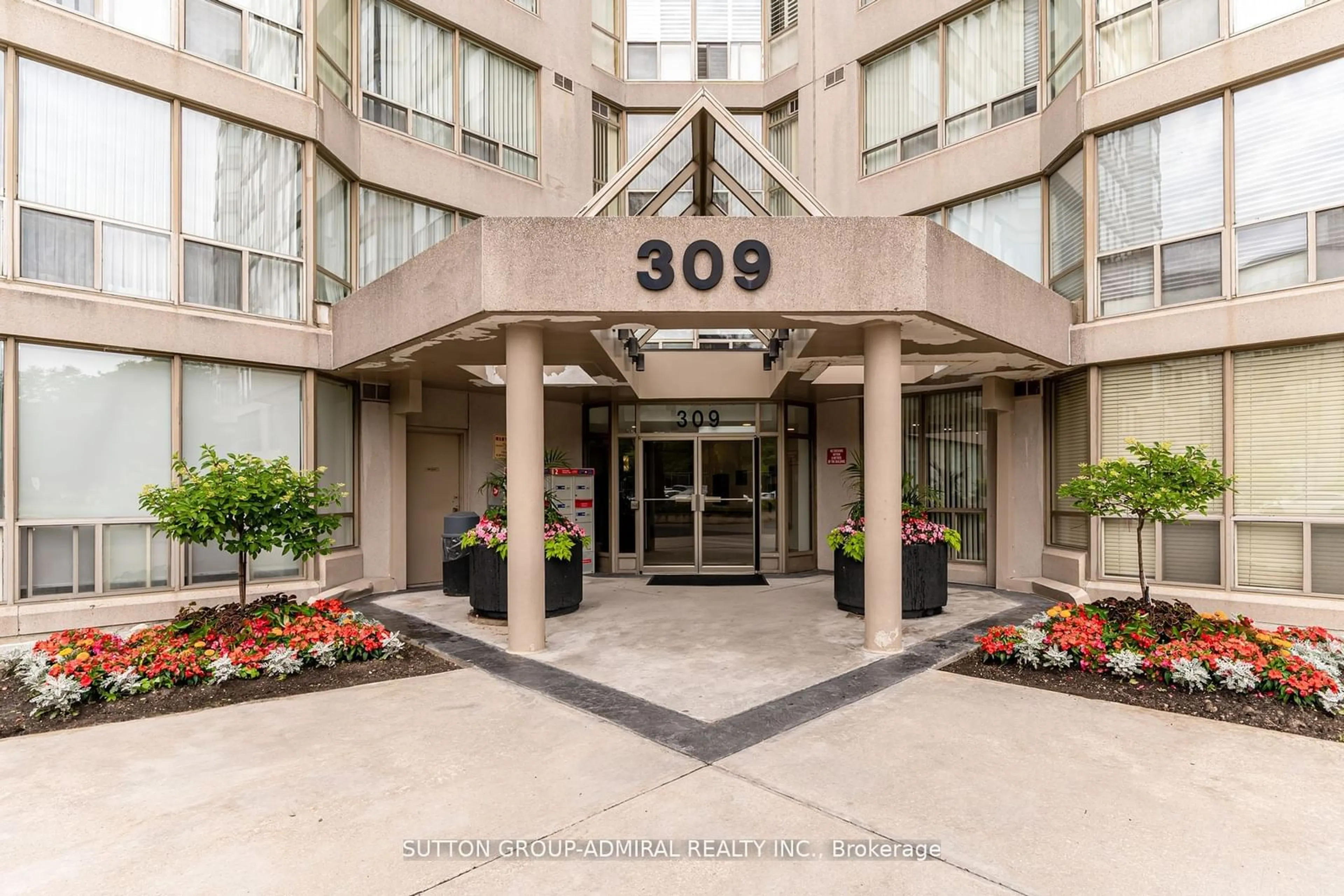 Indoor foyer for 309 Major Mackenzie Dr #803, Richmond Hill Ontario L4C 9V5