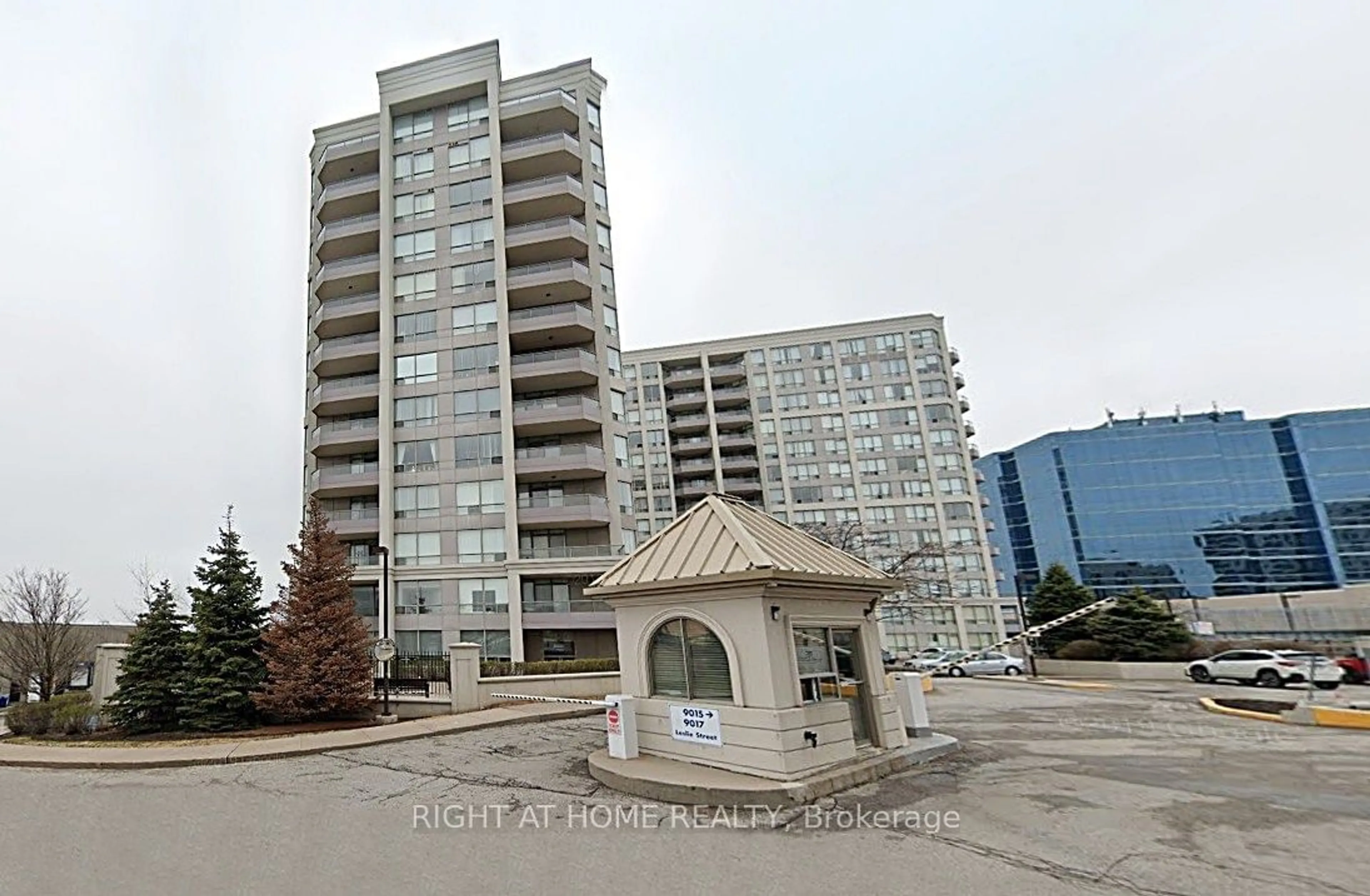 A pic from exterior of the house or condo, the front or back of building for 9017 Leslie St #203, Richmond Hill Ontario L4B 4R8