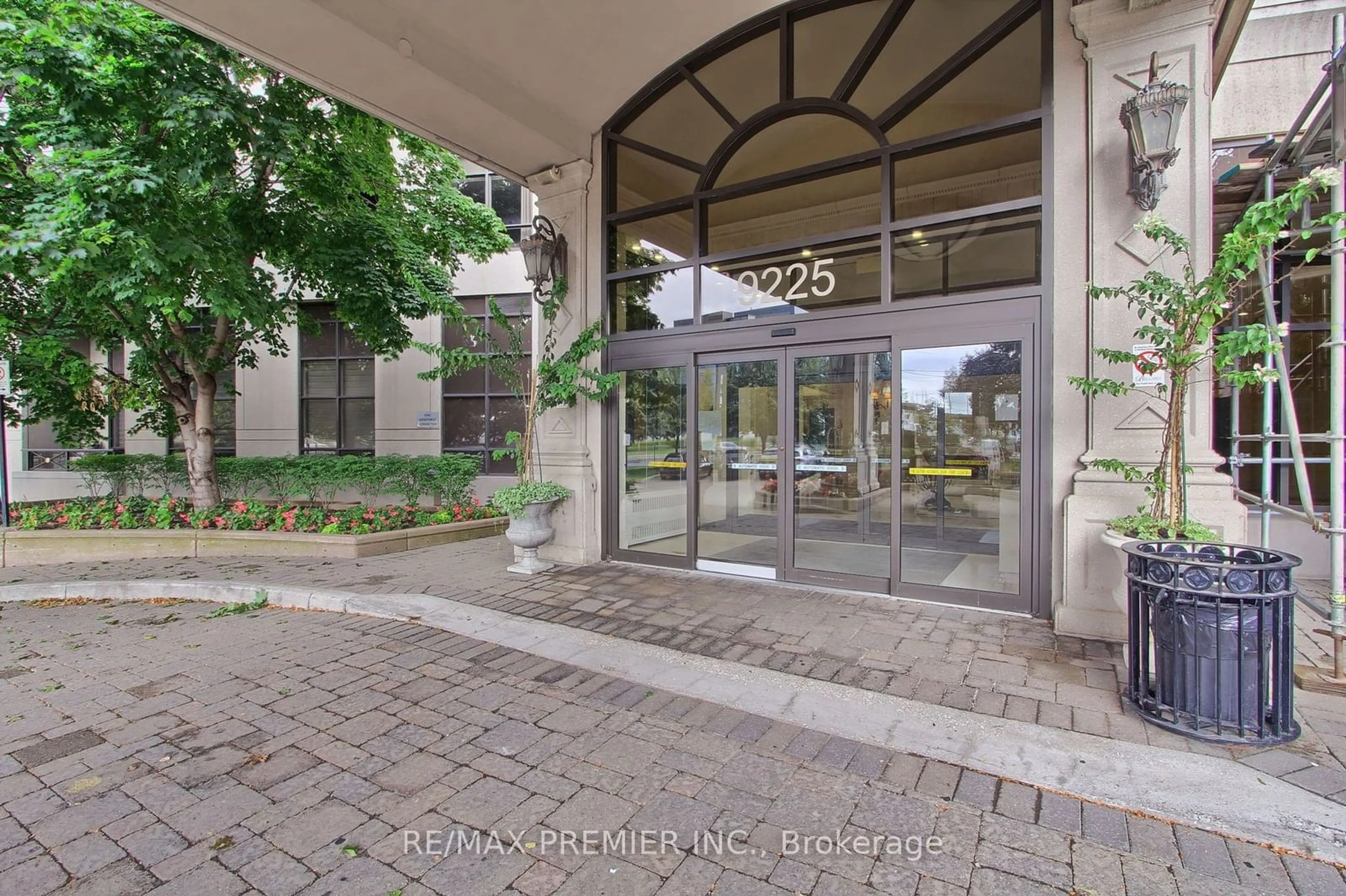 Indoor foyer, ceramic floors for 9225 Jane St #303, Vaughan Ontario L6A 0J7