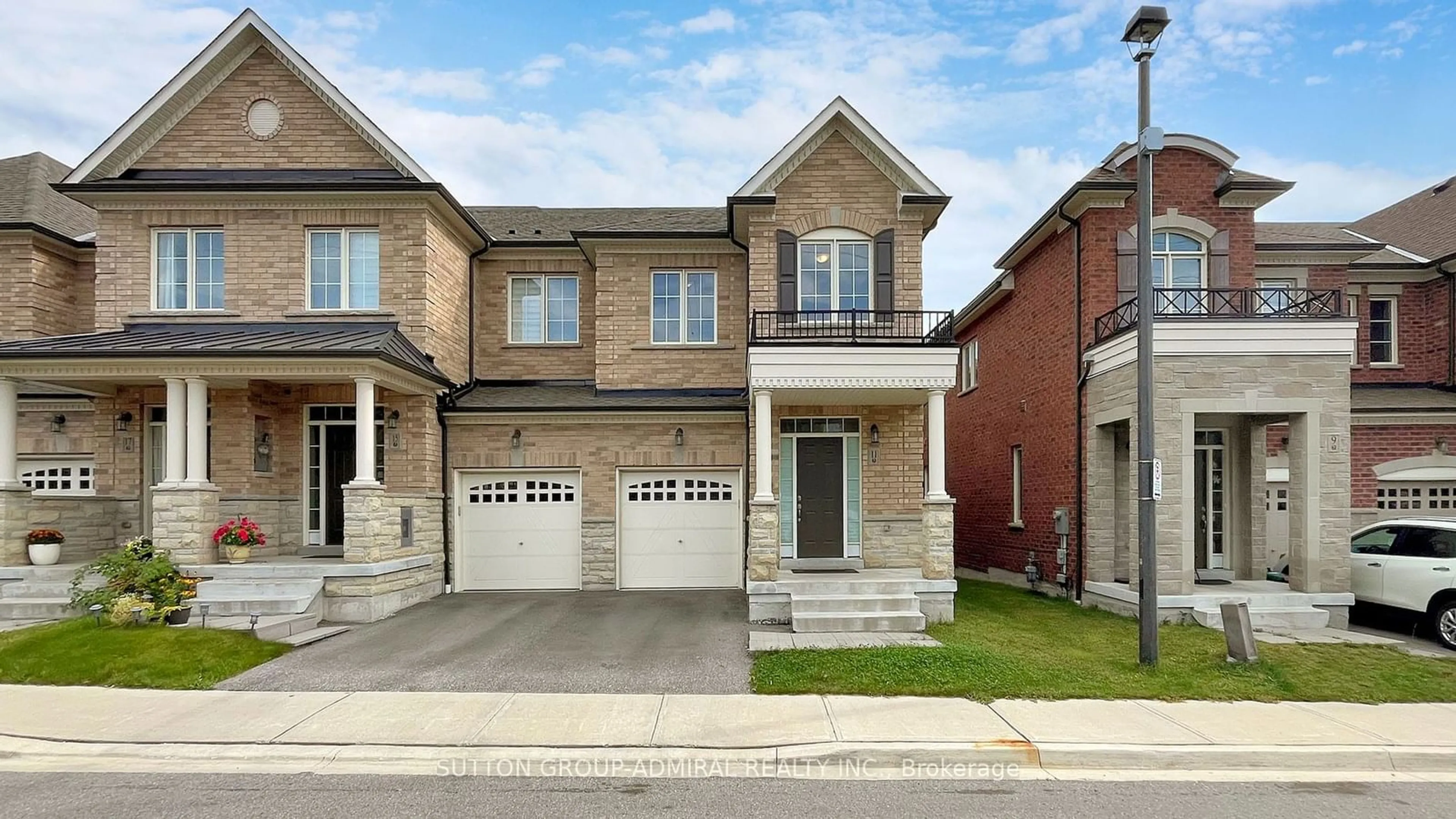 Home with brick exterior material for 11 Thornapple Lane, Richmond Hill Ontario L4E 0E7