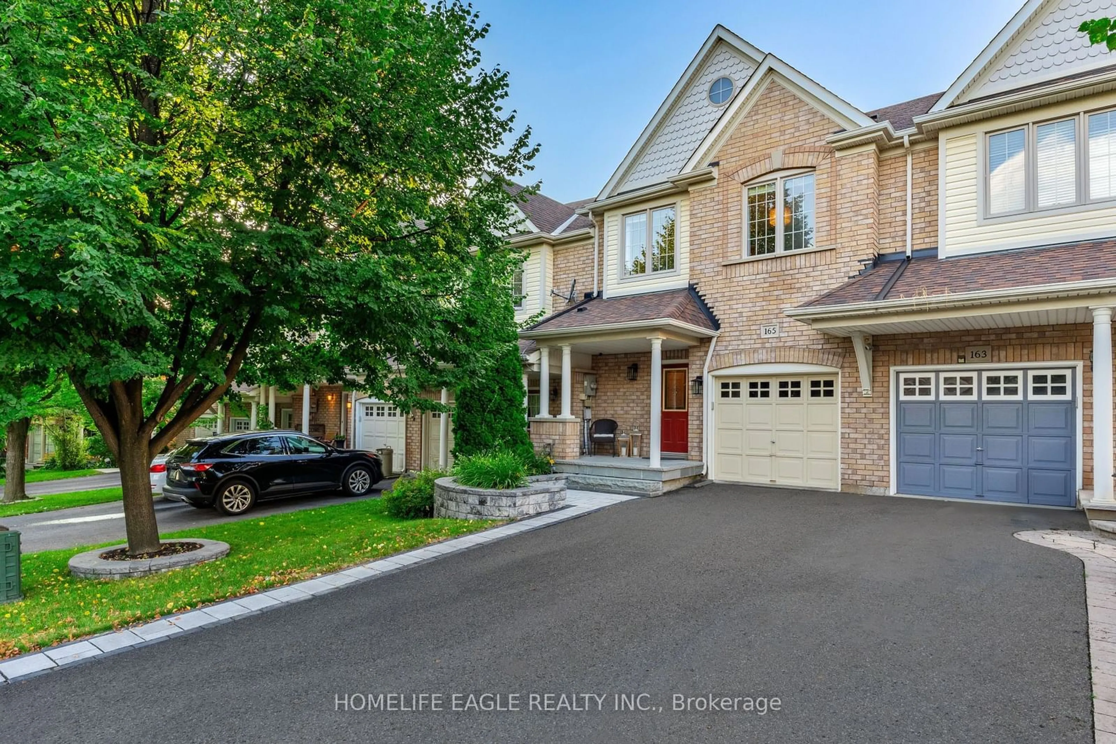 A pic from exterior of the house or condo, the street view for 165 Hartford Cres, Newmarket Ontario L3X 2Z4