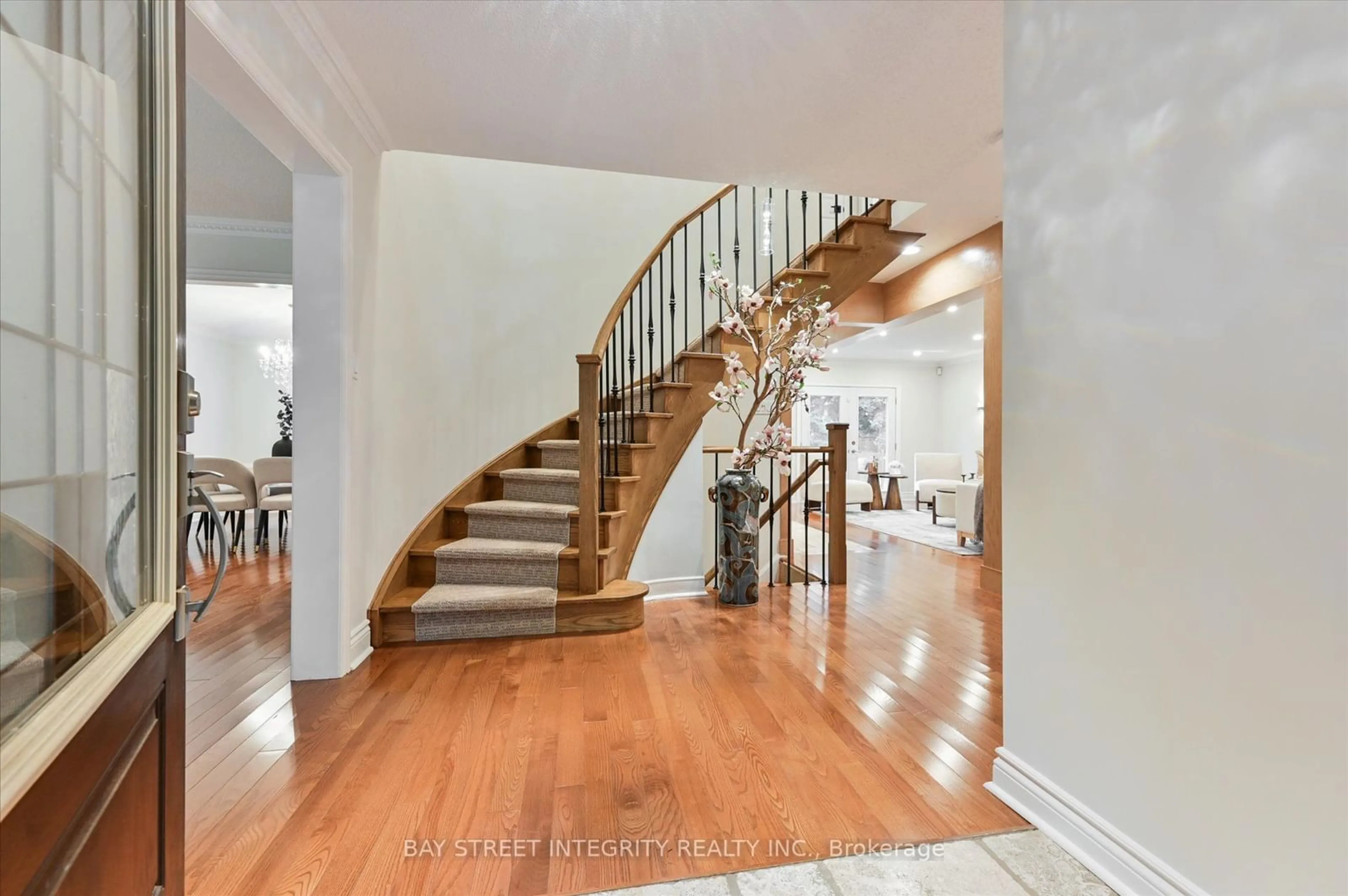 Indoor foyer, wood floors for 9 Ritter Cres, Markham Ontario L3R 4K4