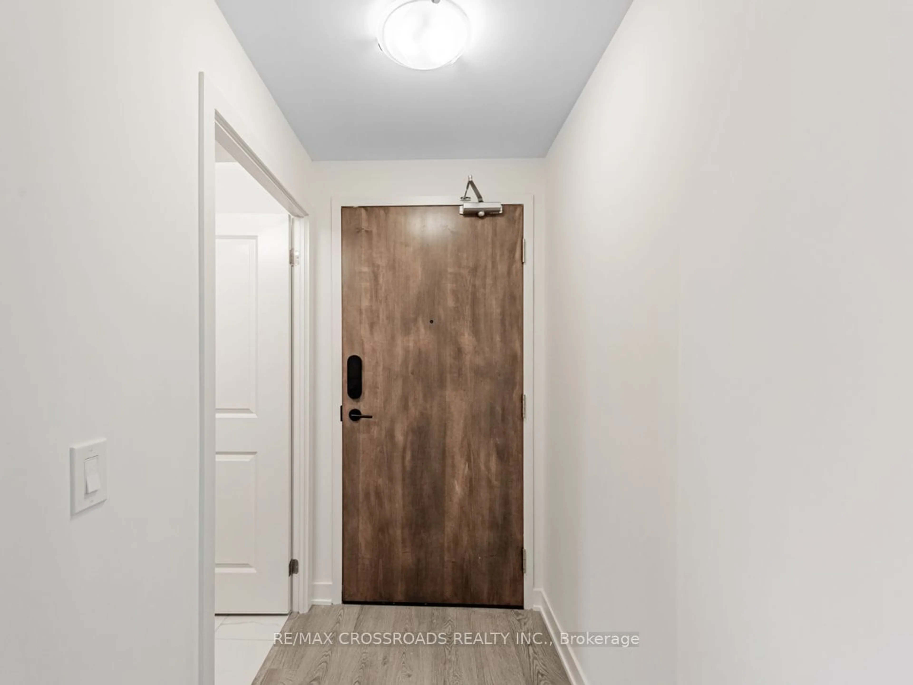 Indoor entryway for 120 Eagle Rock Way #605, Vaughan Ontario L6A 5C2