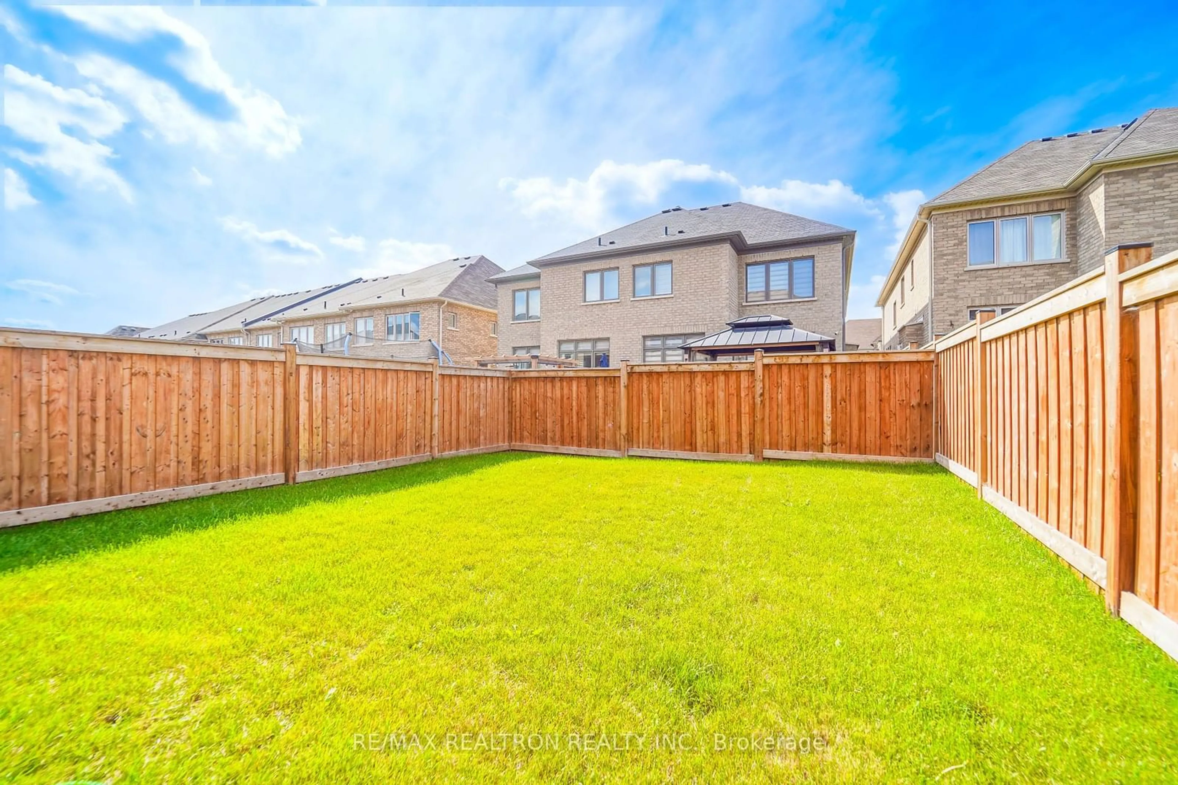 Frontside or backside of a home, the fenced backyard for 338 Silk Twist Dr St, East Gwillimbury Ontario L9N 0S7