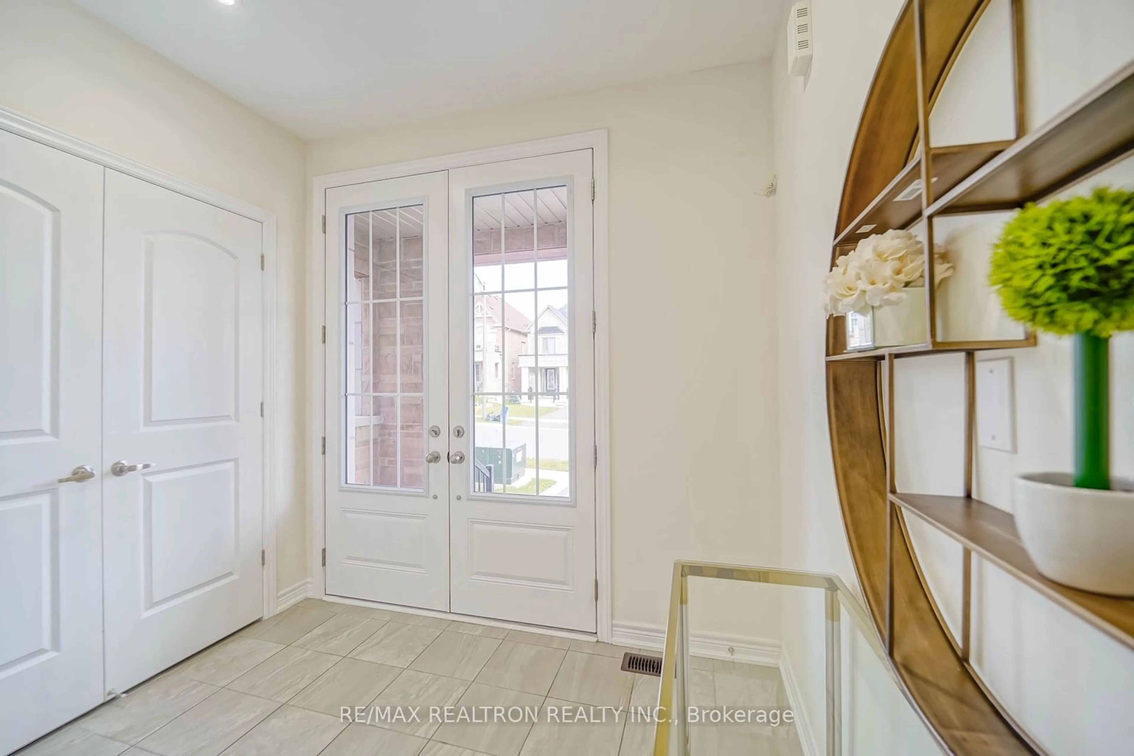 Indoor entryway, wood floors for 338 Silk Twist Dr St, East Gwillimbury Ontario L9N 0S7