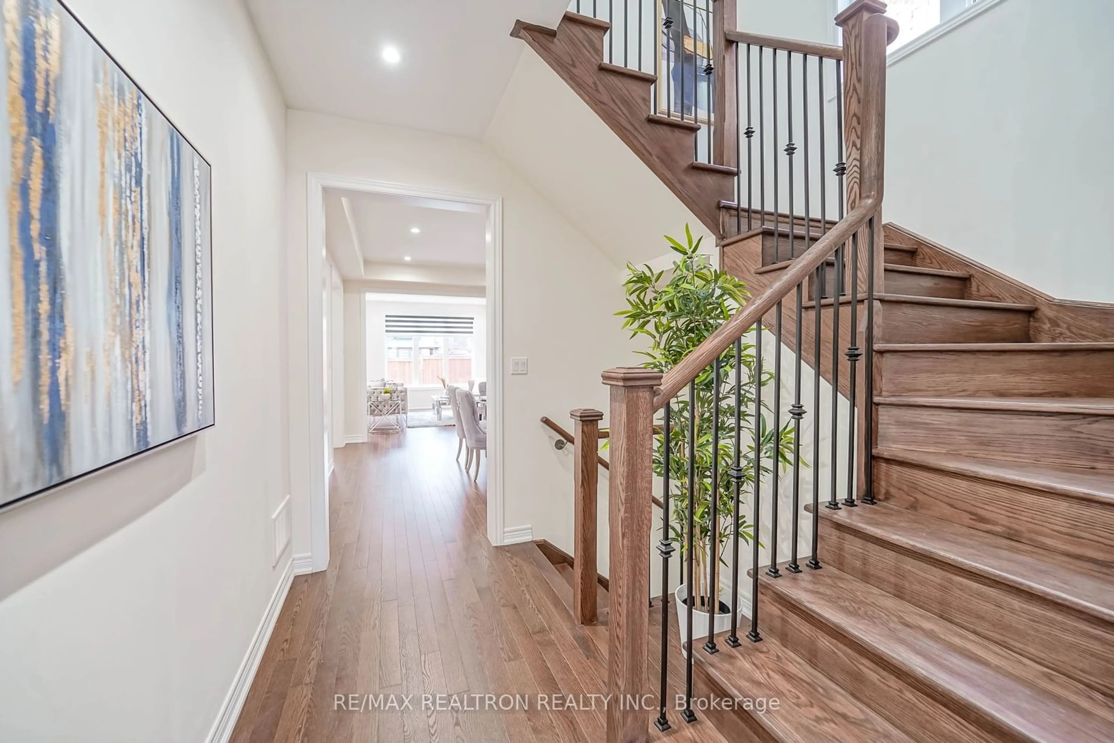 Indoor entryway, wood floors for 338 Silk Twist Dr St, East Gwillimbury Ontario L9N 0S7