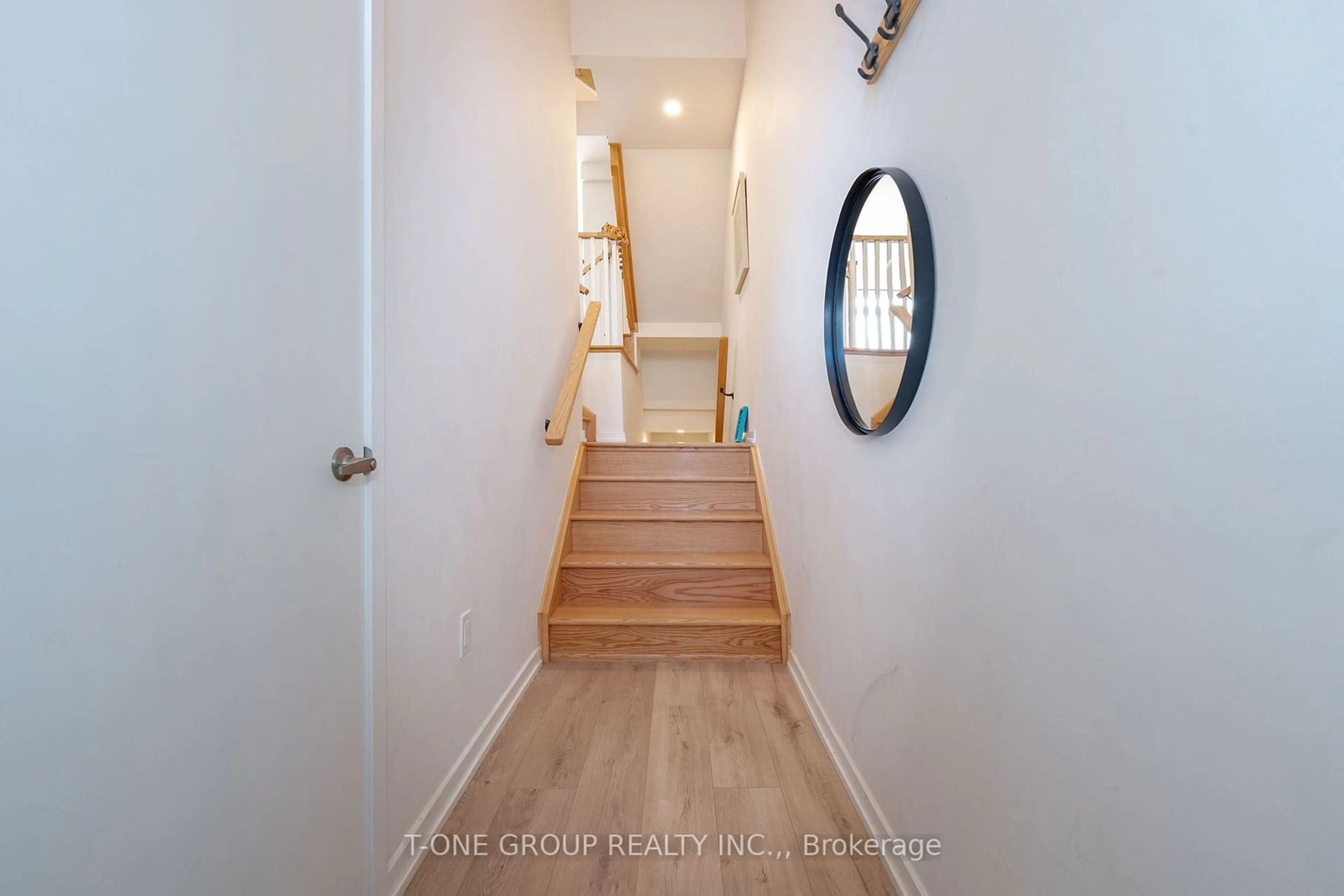 Indoor entryway for 21 Rattenbury Rd, Vaughan Ontario L6A 5C5