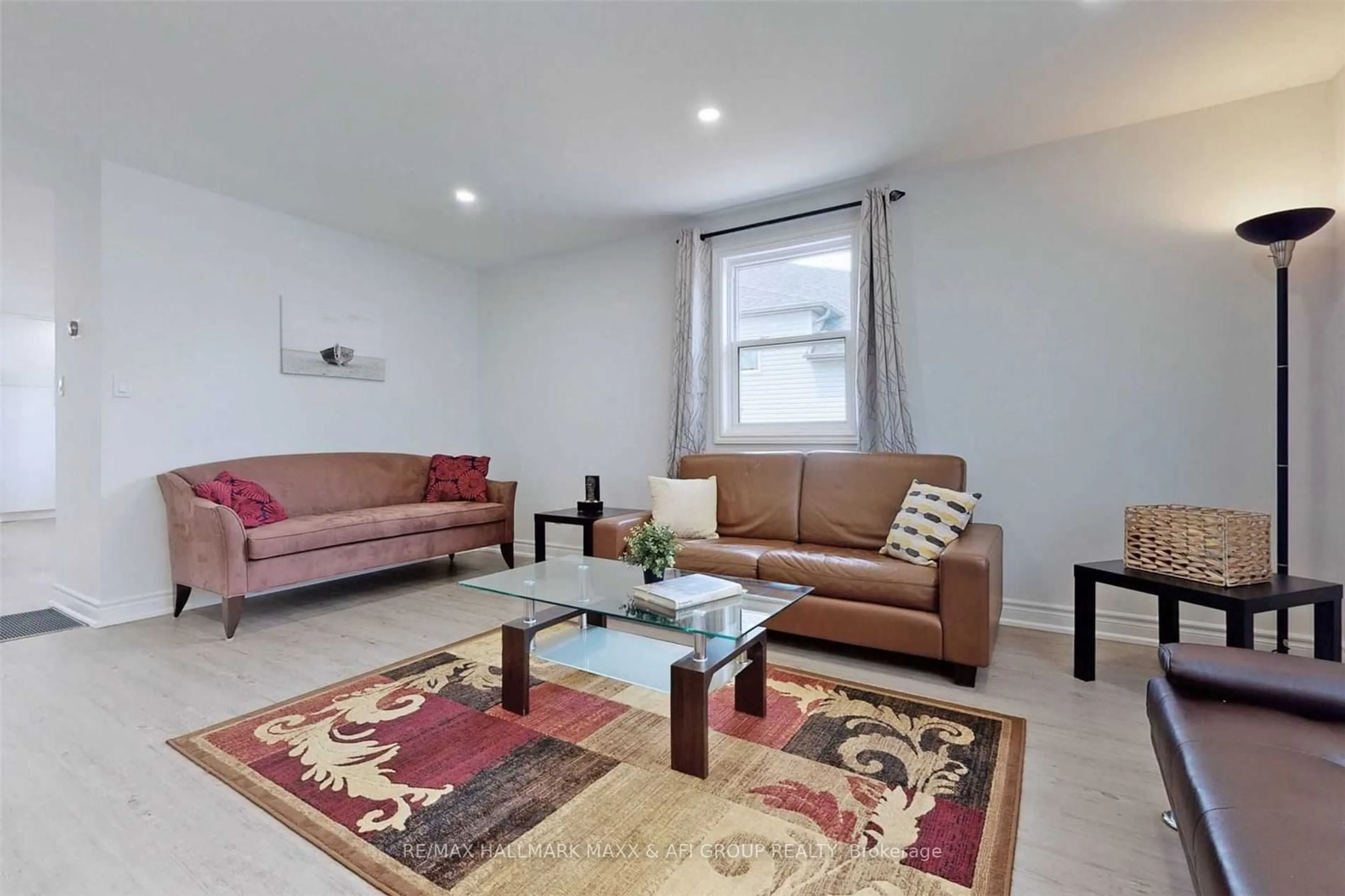 Living room, carpet floors for 27020 Kennedy Rd, Georgina Ontario L0E 1S0