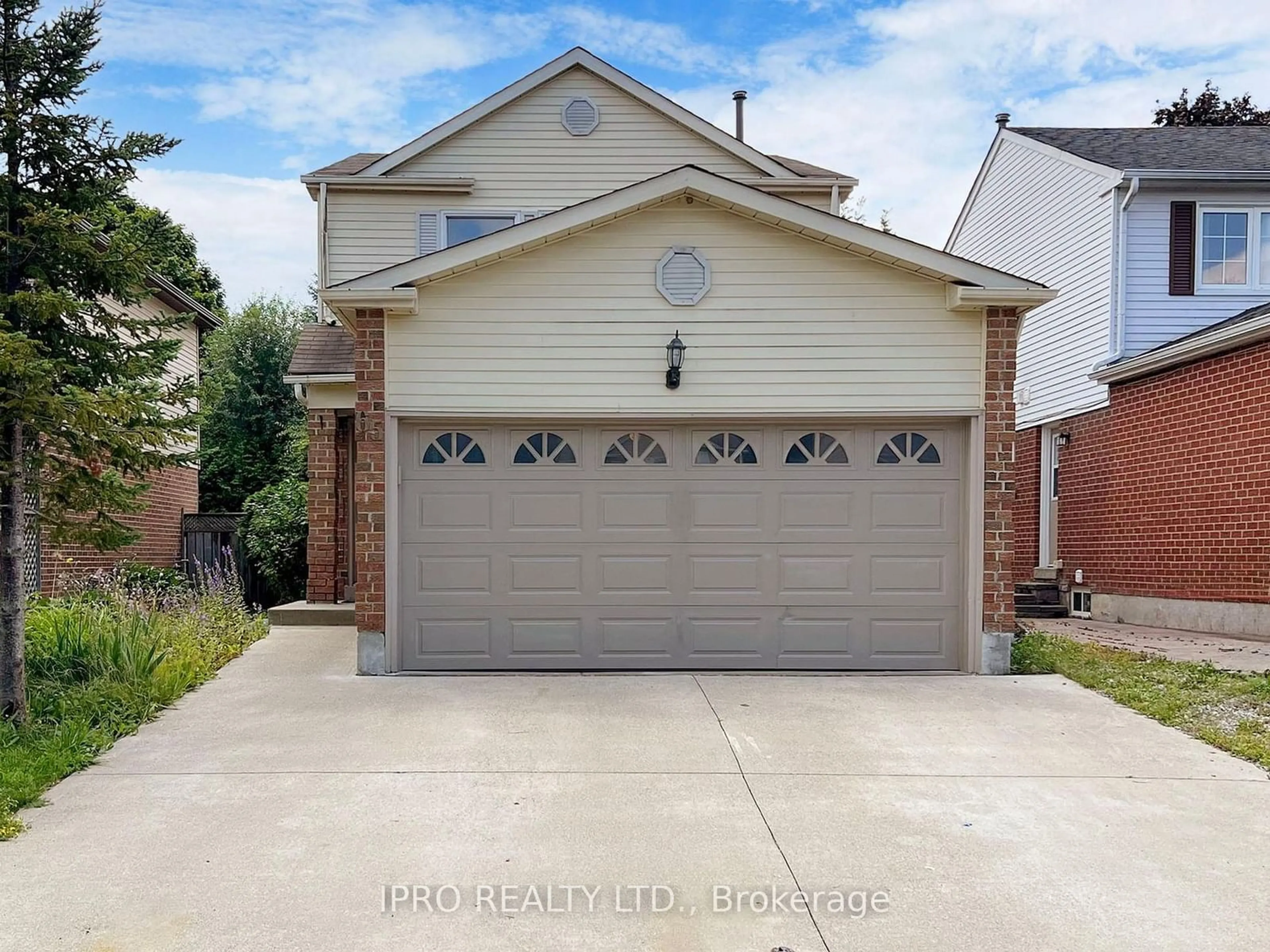 Frontside or backside of a home, the street view for 65 Seaton Dr, Aurora Ontario L4G 3W9