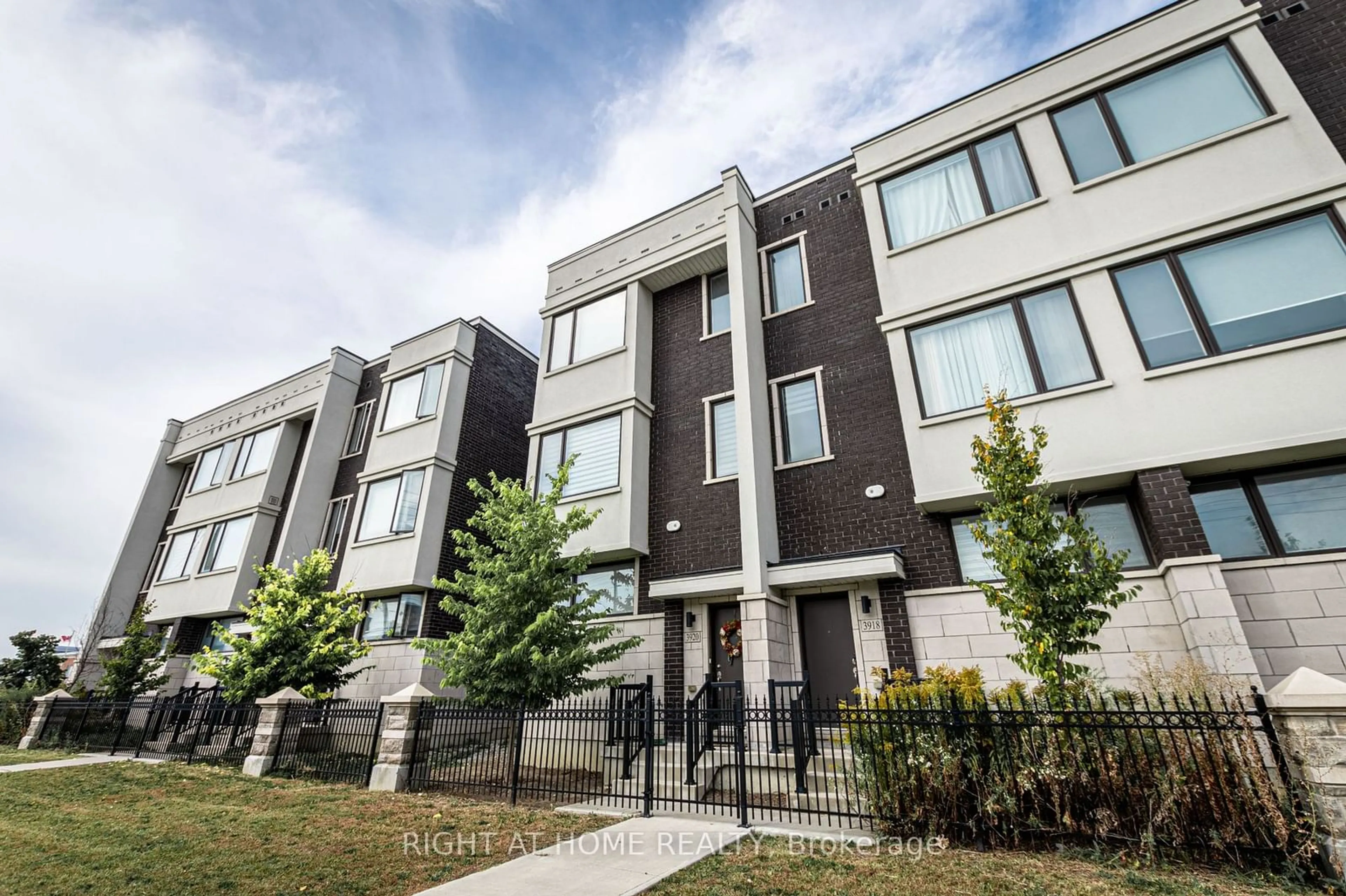 A pic from exterior of the house or condo, the front or back of building for 3920 Major Mackenzie Dr, Vaughan Ontario L4H 4R2