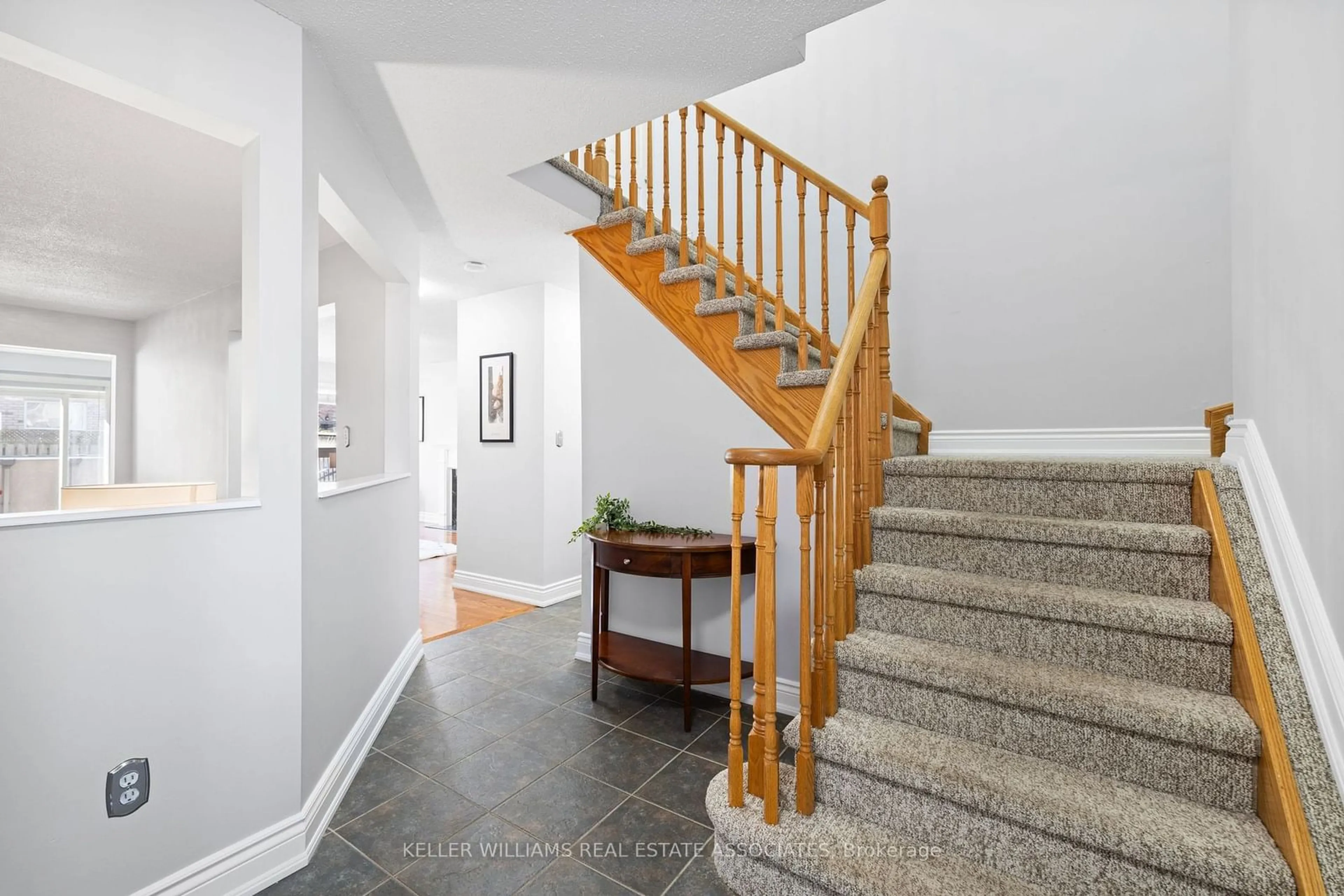 Indoor foyer, wood floors for 1448 Forest St, Innisfil Ontario L9S 4Y3