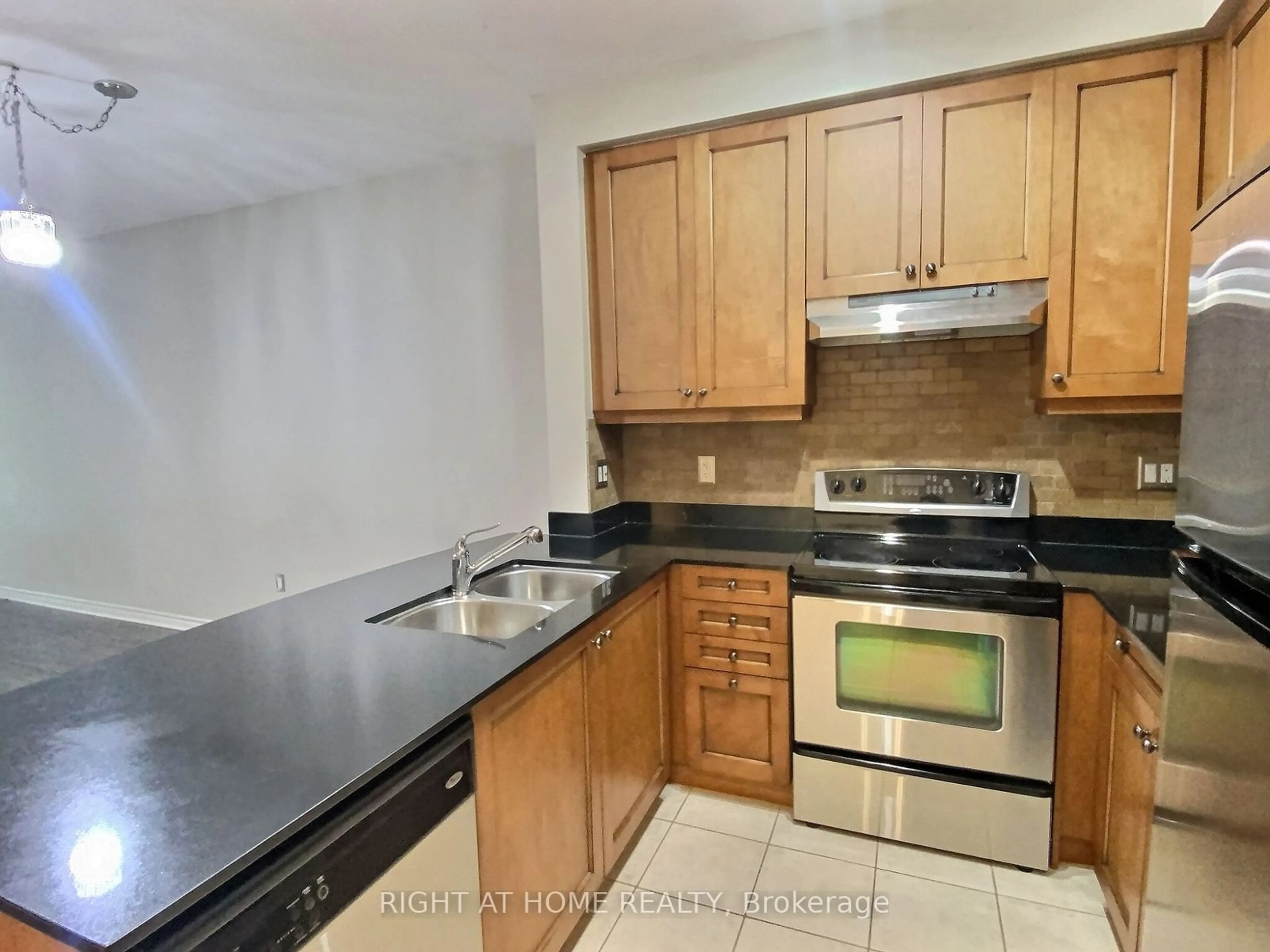 Standard kitchen for 4620 Highway 7 Rd ##107, Vaughan Ontario L4L 0B3