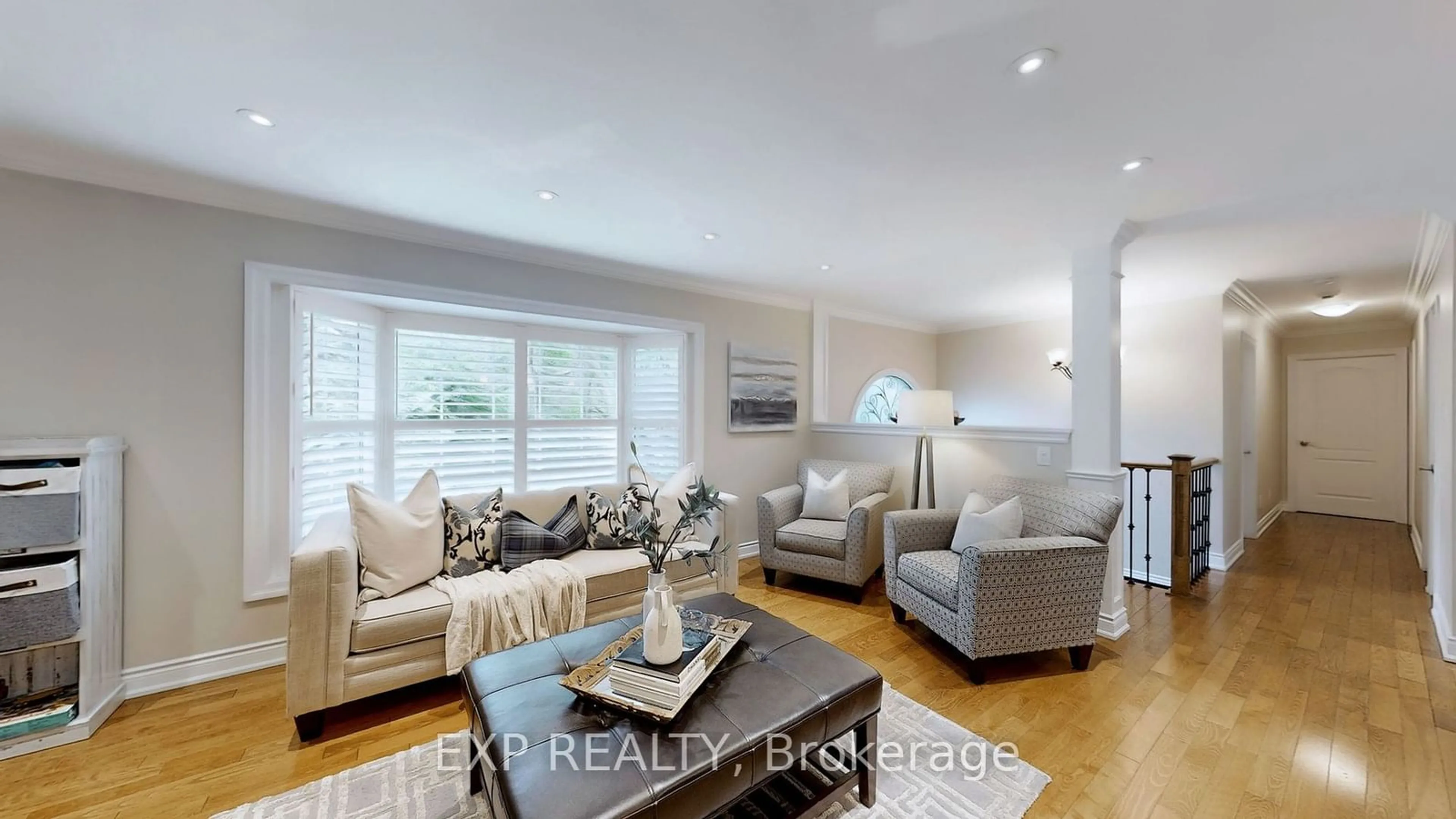 Living room, wood floors for 8 Amberglen Crt, East Gwillimbury Ontario L9N 1J6