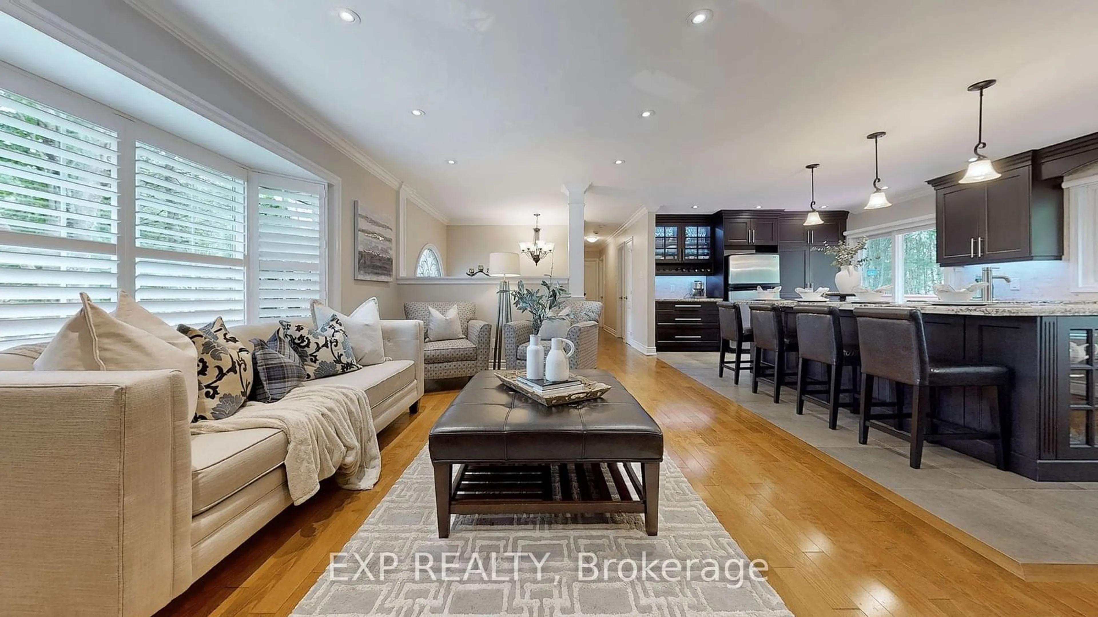 Living room, wood floors for 8 Amberglen Crt, East Gwillimbury Ontario L9N 1J6