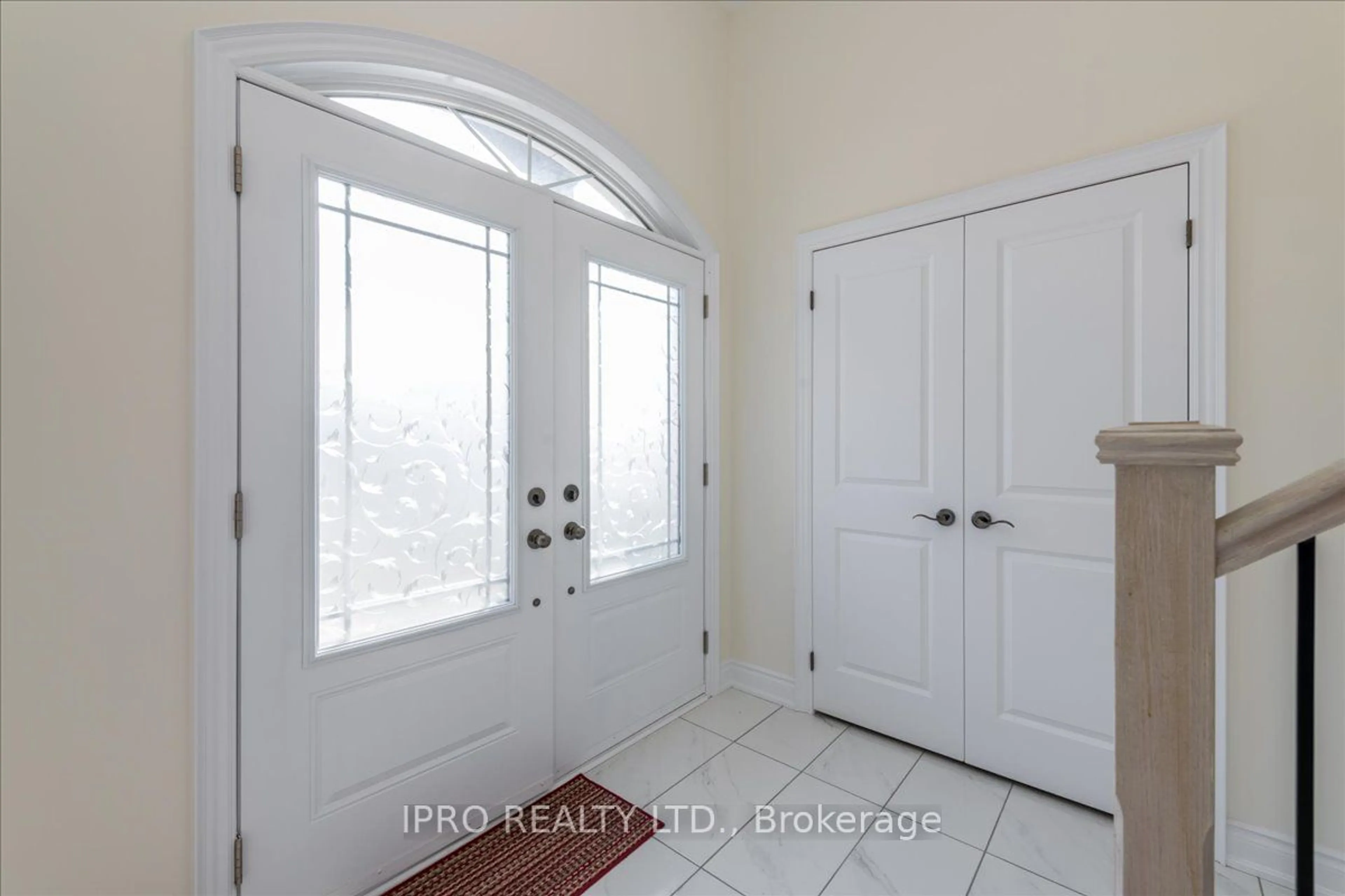 Indoor entryway for 78 Lorne Thomas Pl, New Tecumseth Ontario L9R 0V8