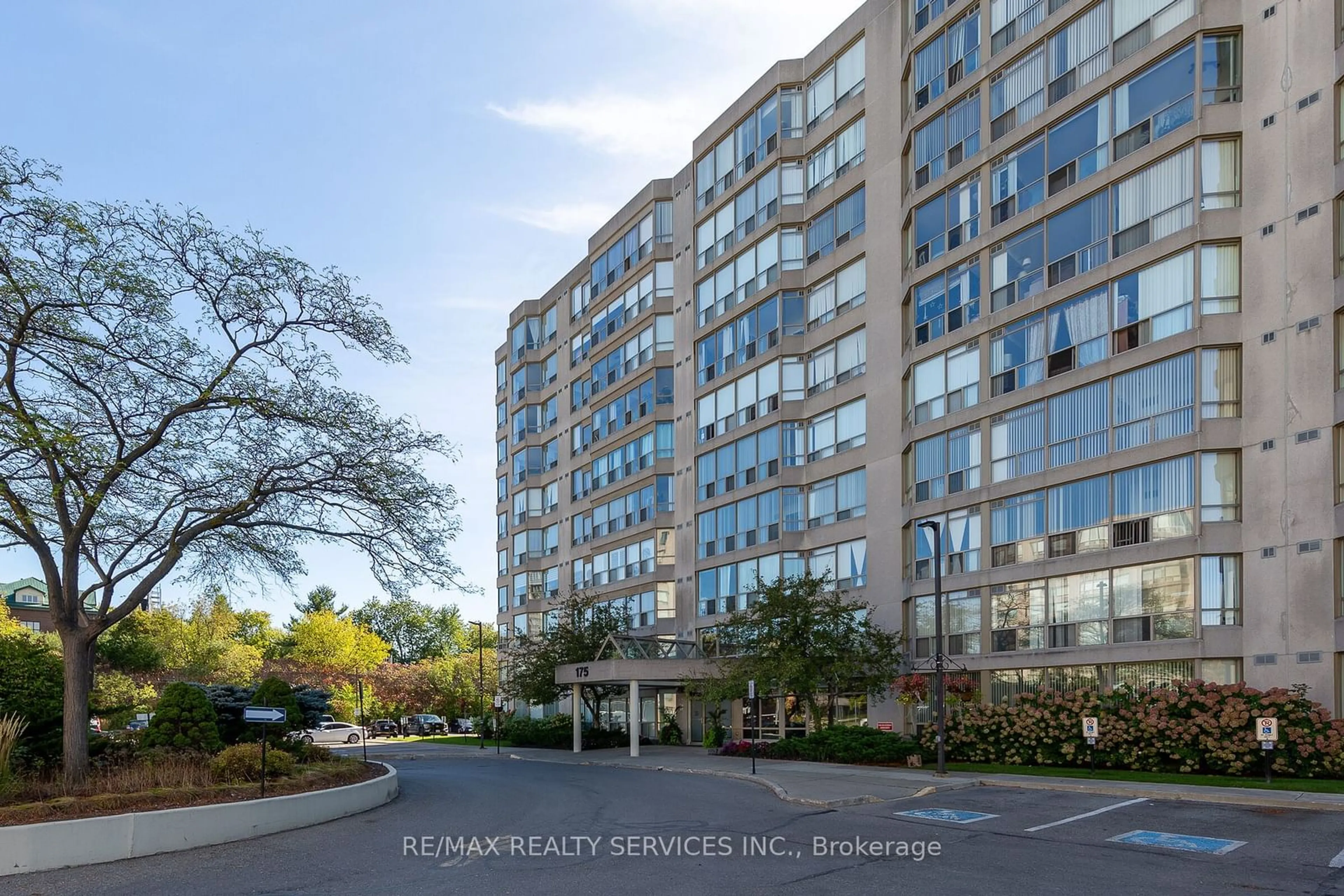 A pic from exterior of the house or condo, the front or back of building for 175 Cedar Ave #104, Richmond Hill Ontario L4C 9V3