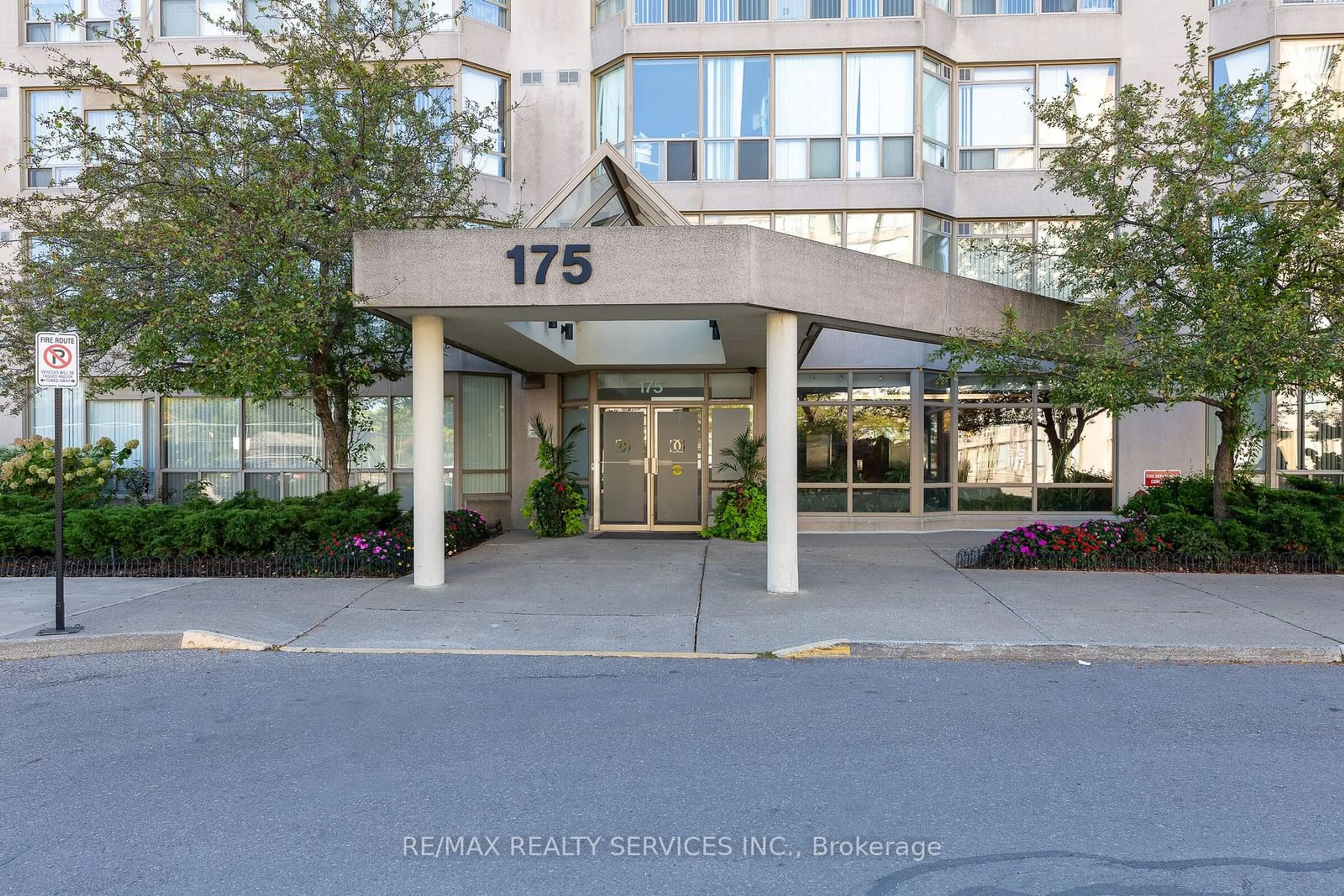 Outside view for 175 Cedar Ave #104, Richmond Hill Ontario L4C 9V3