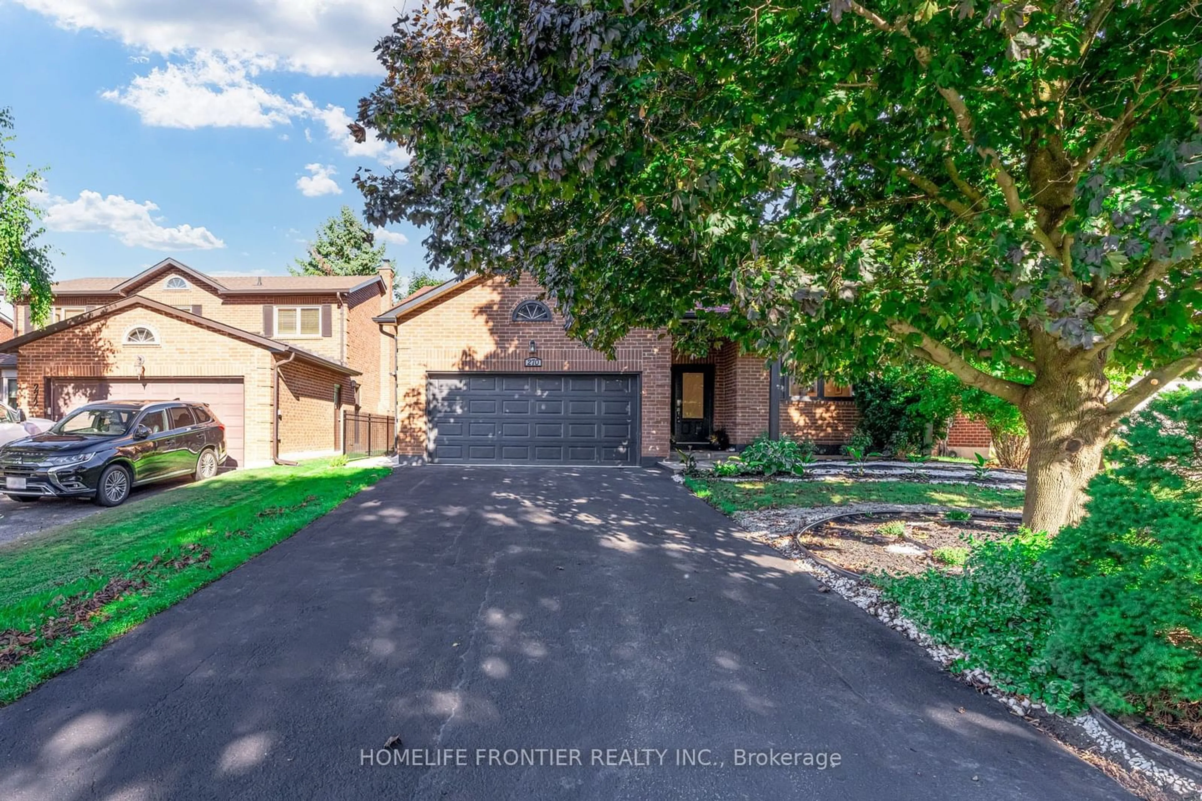 Frontside or backside of a home, the street view for 270 Yorkshire Dr, Newmarket Ontario L3Y 6J7