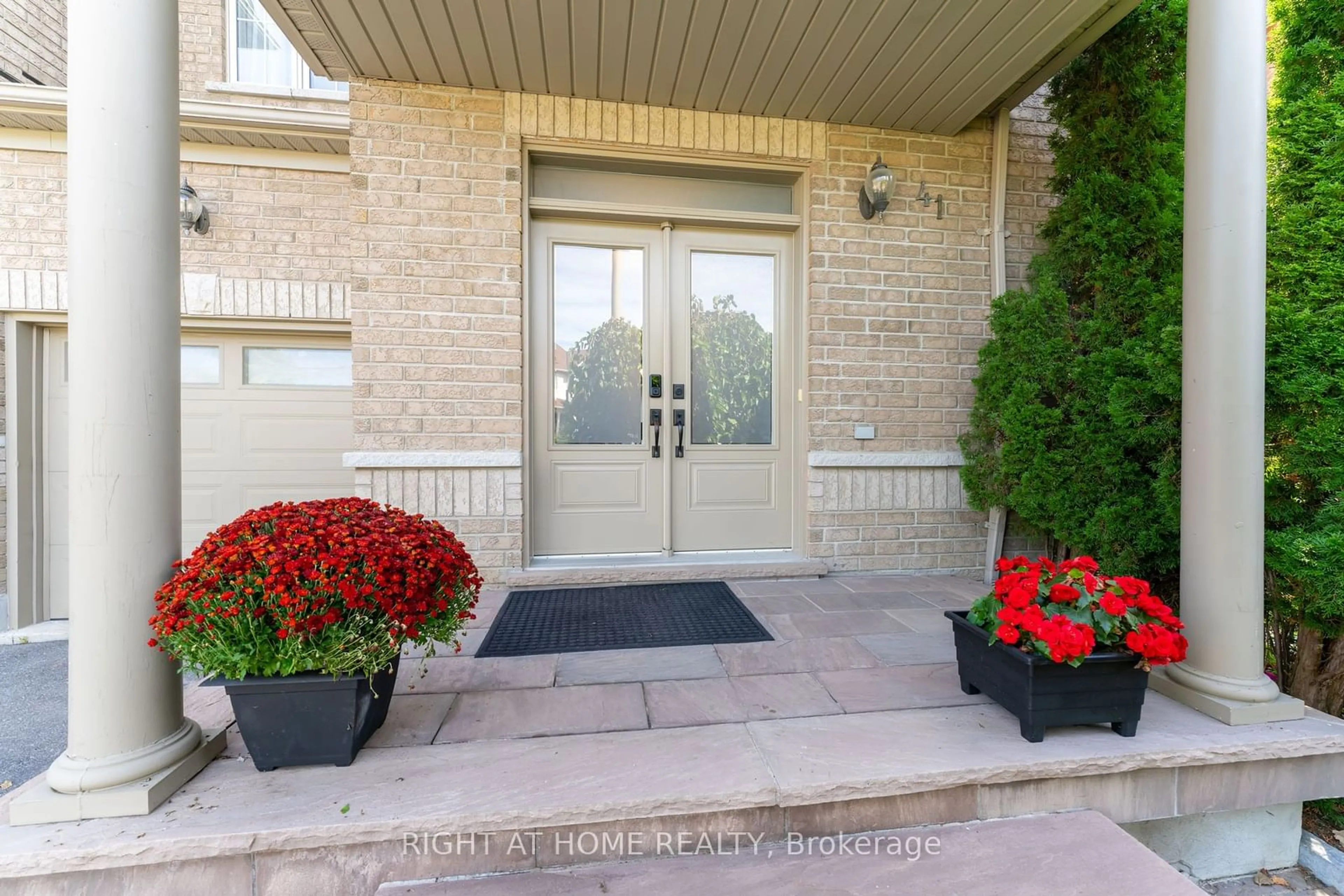 Indoor entryway for 41 Wheelwright Dr, Richmond Hill Ontario L4E 5A4