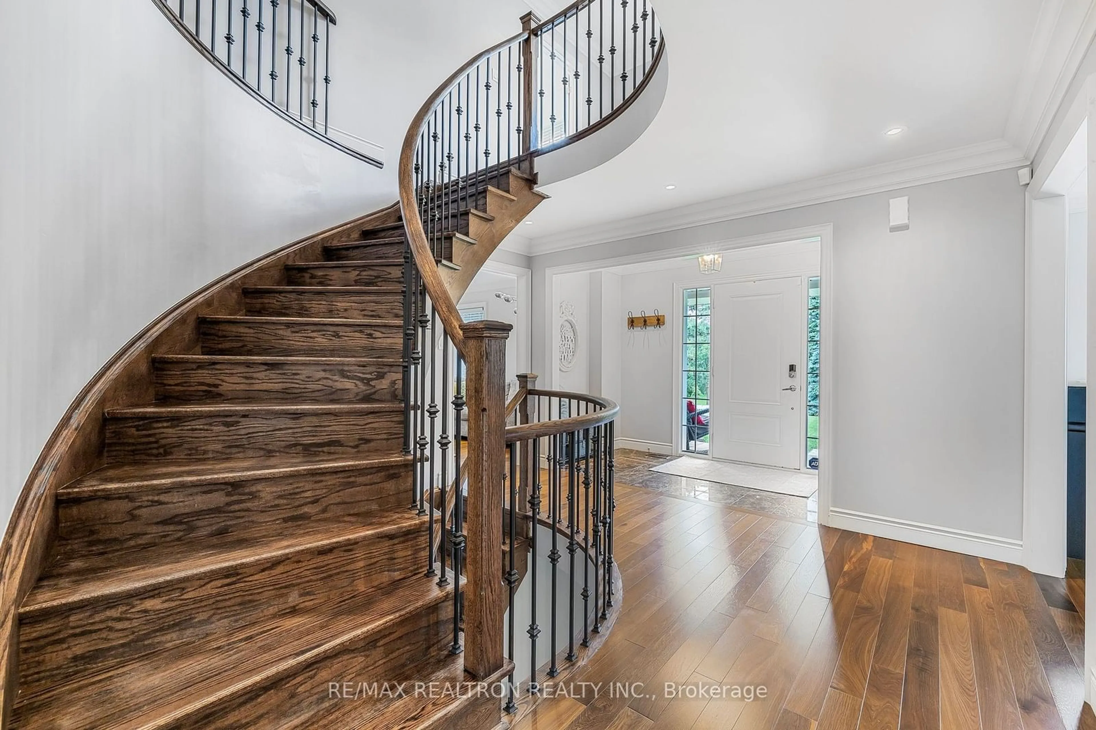 Indoor entryway for 1189 Kingdale Rd, Newmarket Ontario L3Y 4W1