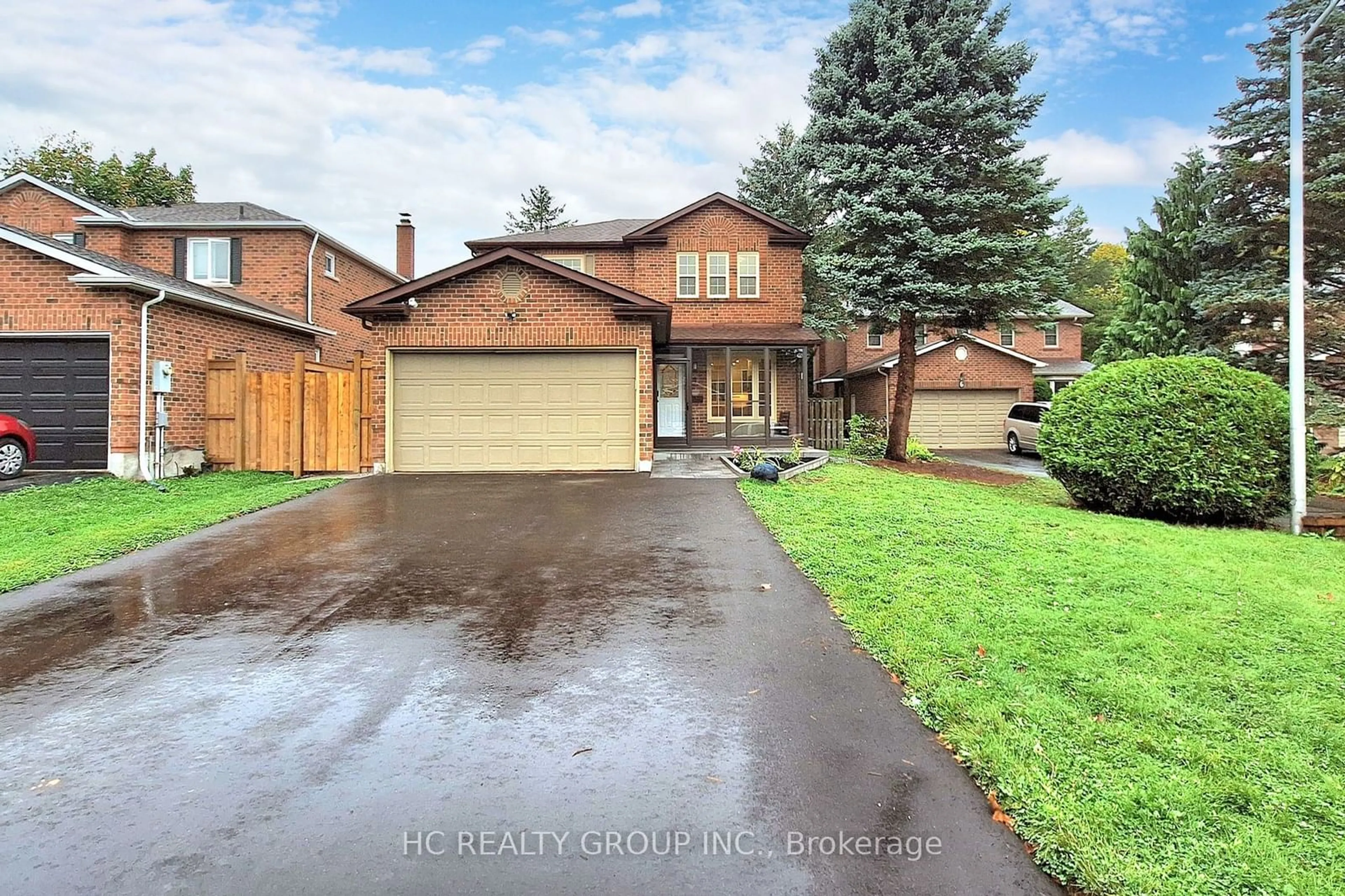 Frontside or backside of a home, the street view for 4 Teasdale Crt, Aurora Ontario L4G 6C1