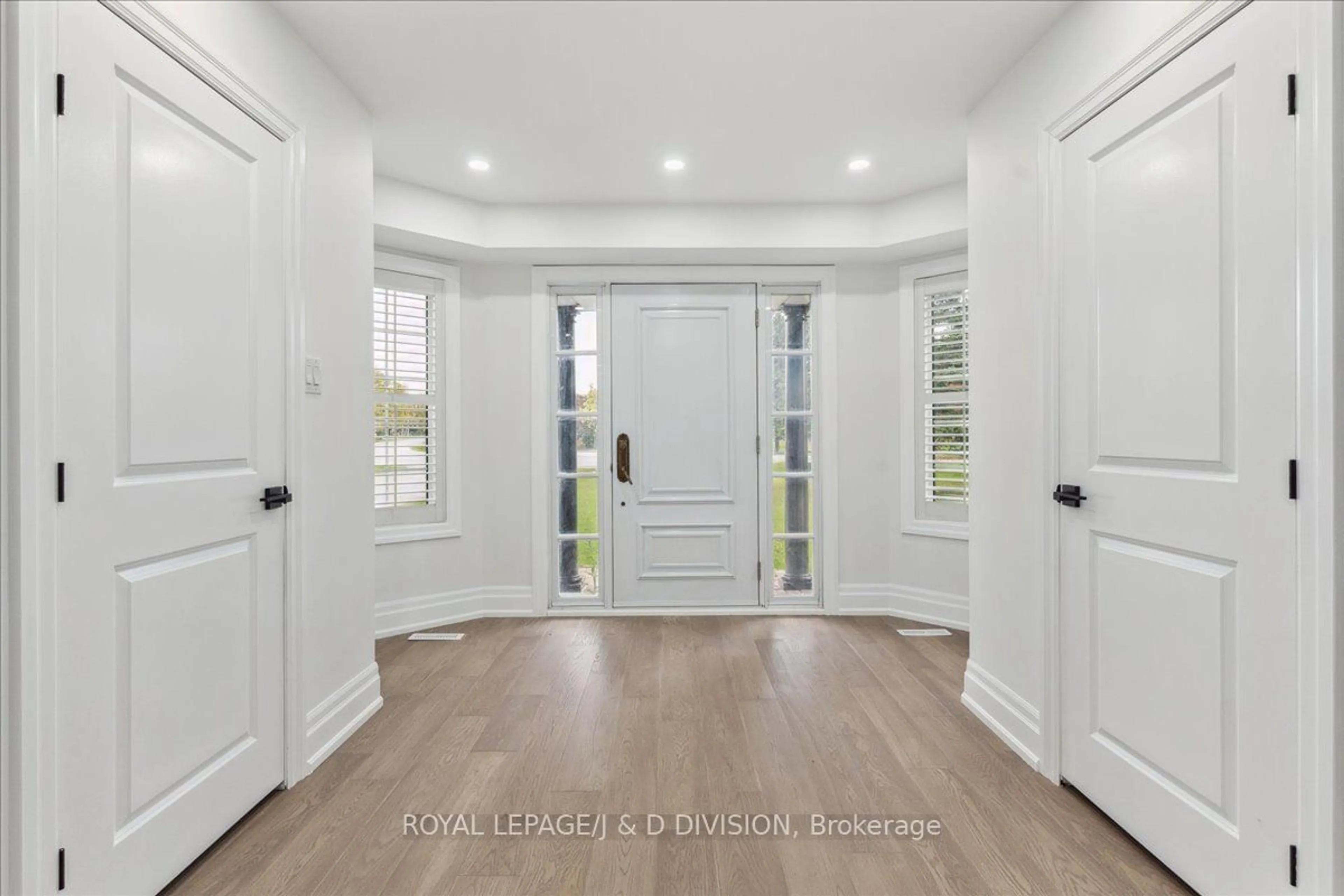 Indoor entryway, wood floors for 17 Sleepy Hollow Lane, Whitchurch-Stouffville Ontario L4A 7X4