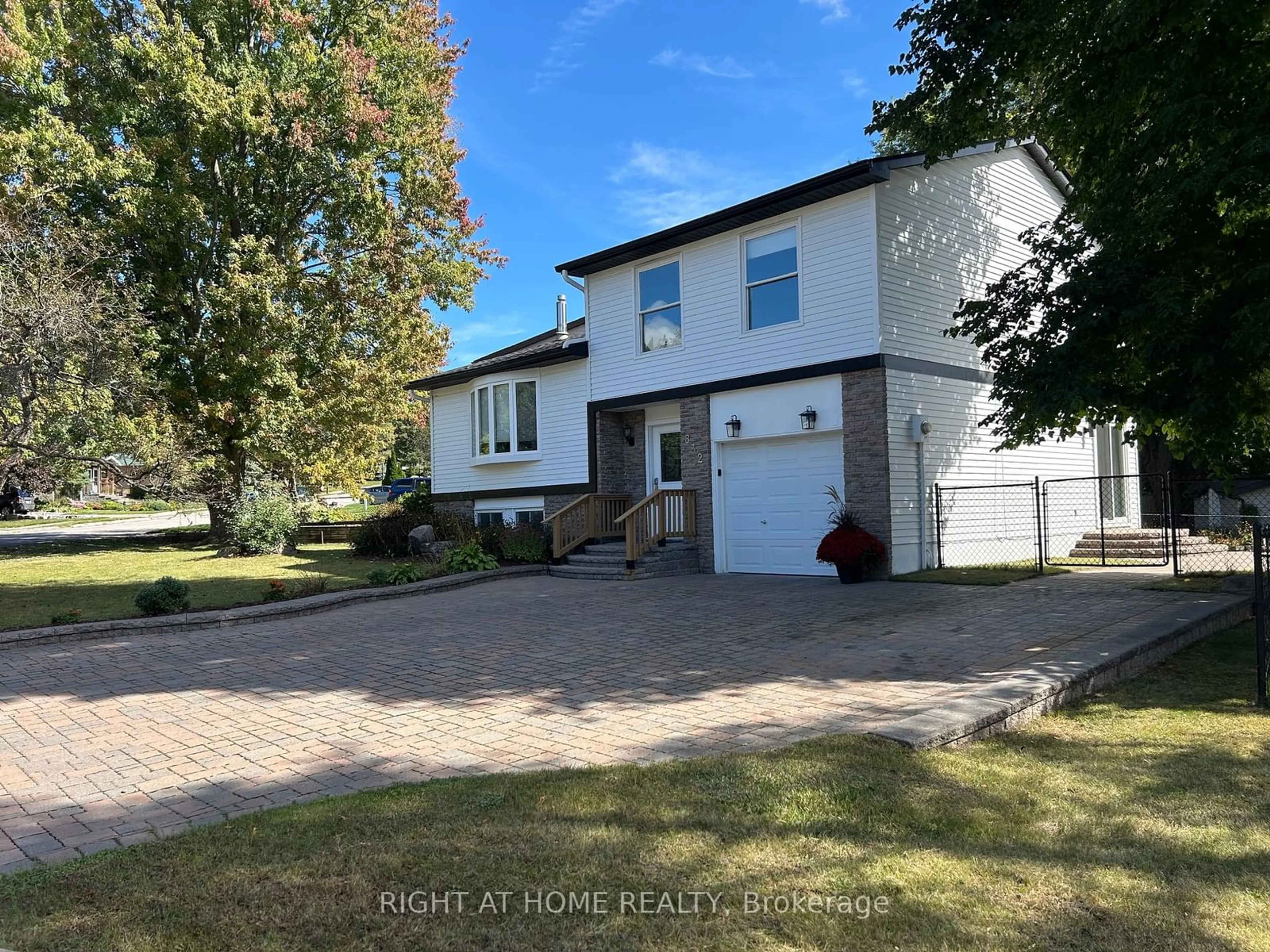 Frontside or backside of a home, the street view for 832 Boronia Cres, Newmarket Ontario L3Y 5J9