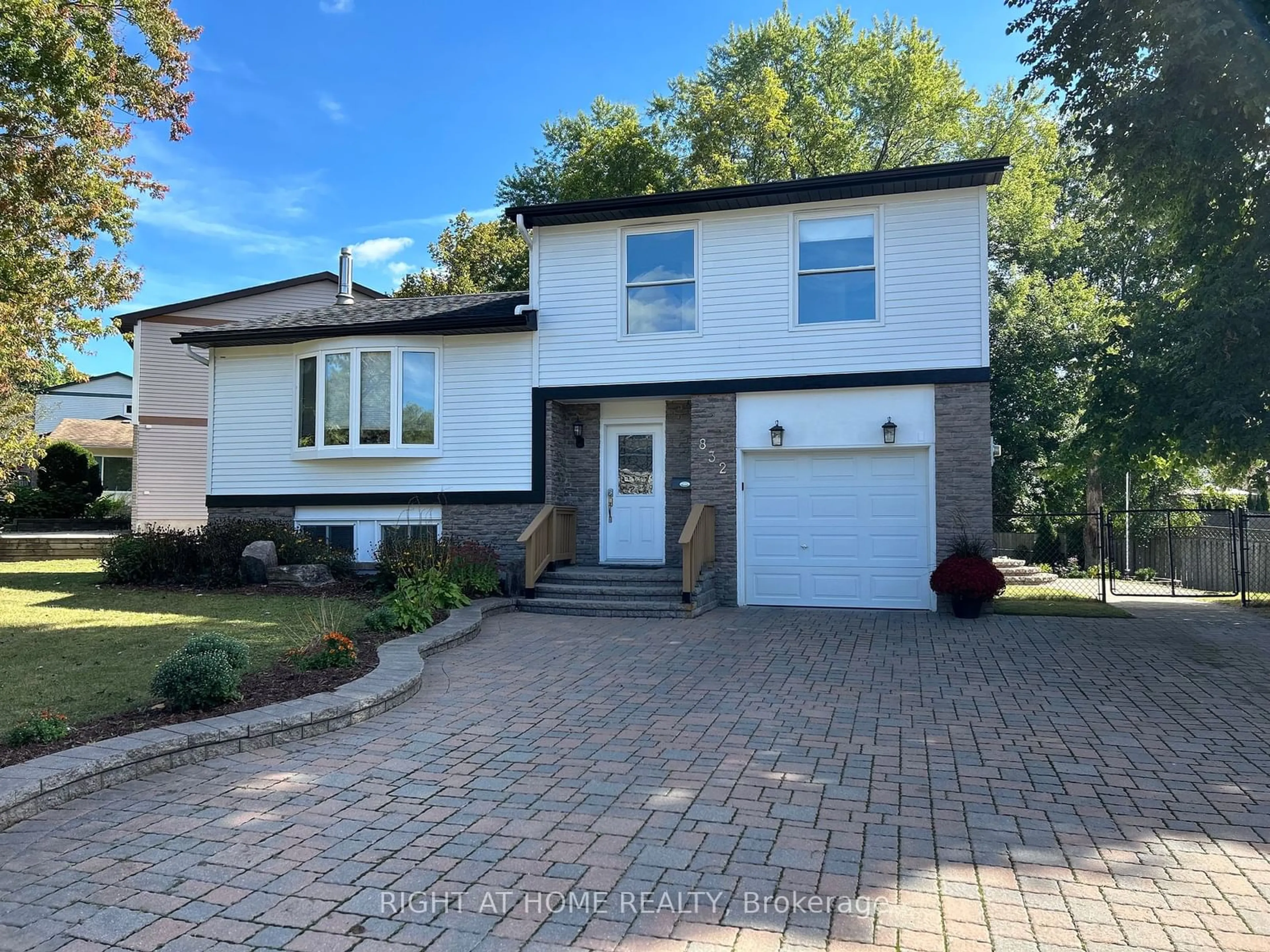 Frontside or backside of a home, the street view for 832 Boronia Cres, Newmarket Ontario L3Y 5J9