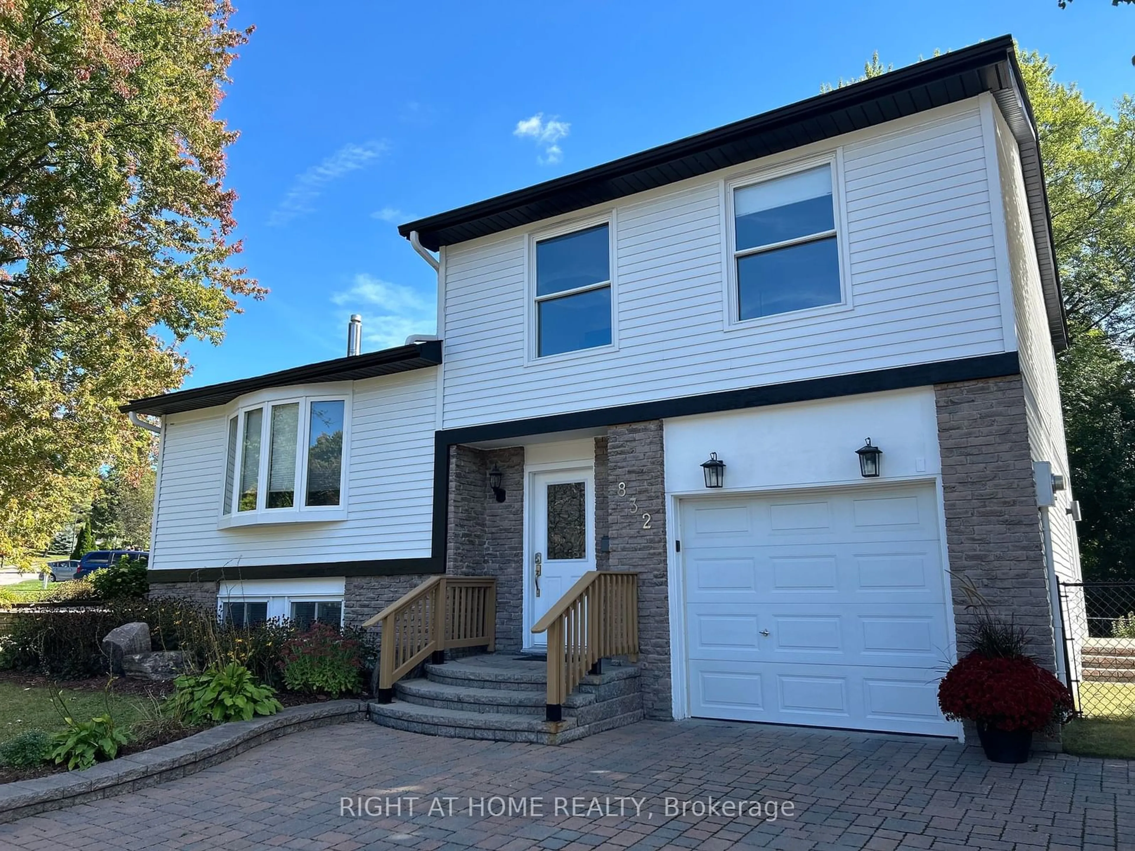 Frontside or backside of a home, the street view for 832 Boronia Cres, Newmarket Ontario L3Y 5J9