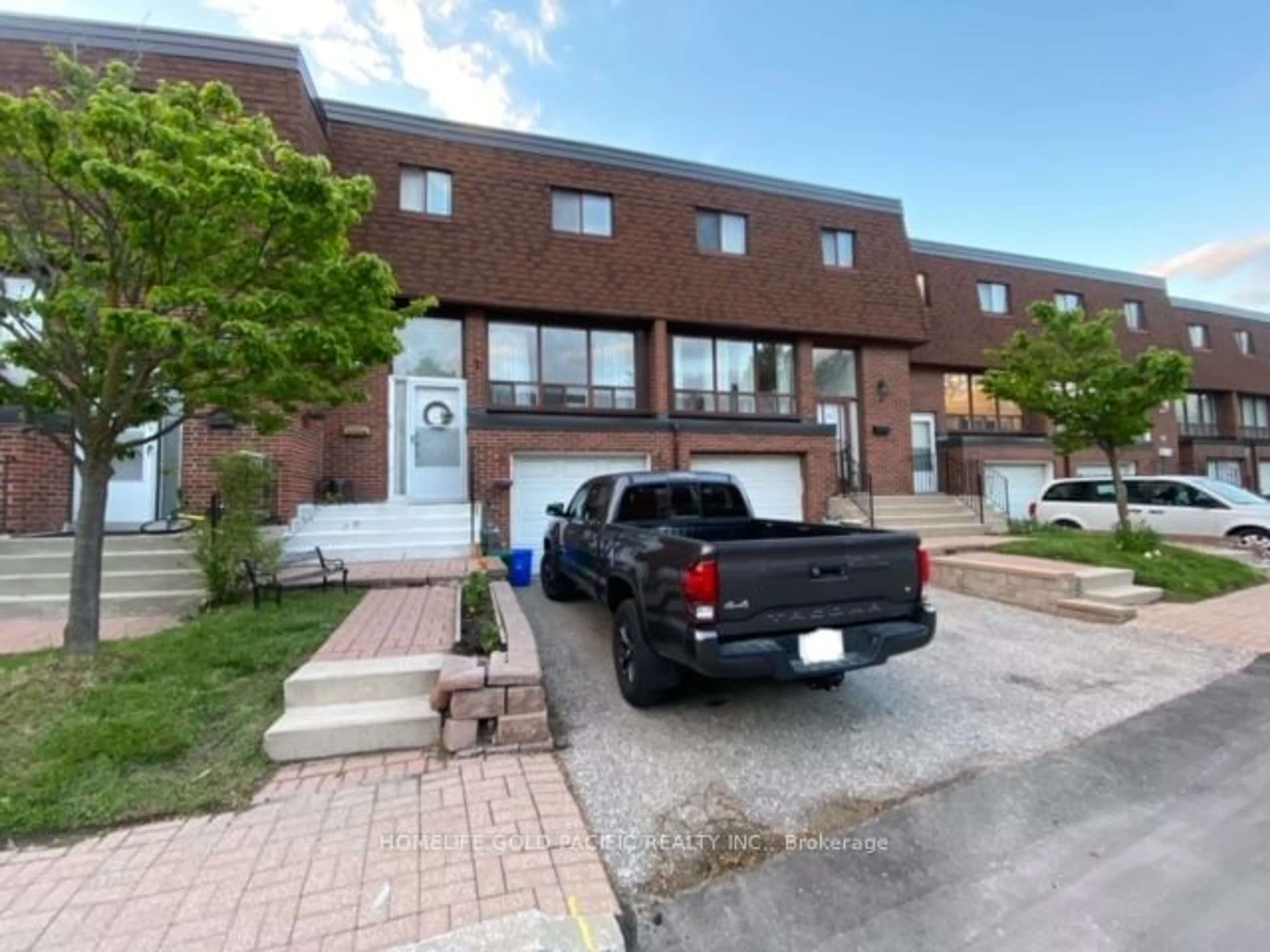 A pic from exterior of the house or condo, the street view for 36 Stately Way, Markham Ontario L3T 3Z9